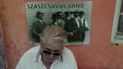 Isteni k�z, Being a Bee, �rva csillagok - Ők a 21. Filmtettfeszt Erd�lyi Magyar Filmszemle d�jazottjai - Ők a 21. Filmtettfeszt Erd�lyi Magyar Filmszemle d�jazottjai

Tegnap este kihirdette d�jait a Filmgalopp versenyszekci�j�nak h�romtag� zsűrije, ugyanakkor a k�z�ns�gd�j is �gazd�ra tal�lt�. A kolozsv�ri Győzelem mozi sz�npad�ra l�pett K�ntor L�szl� producer a S�rga Csik� D�j�rt, �s online �zenetben k�sz�nte meg d�j�t Pernecker D�vid filmkritikus.

A Filmgalopp k�z�ns�gd�jasa id�n Sim� Bogl�rka �rva csillagok c�mű filmje. A 15 perces alkot�sban a hajdani sz�kelykereszt�ri gyermekotthon t�rt�nete bontakozik ki egykori lak�j�nak szem�lyes portr�ja �ltal. A k�z�ns�gd�j �rt�ke 1000 lej, felaj�nl�ja a Nobila Casa.

A Filmgalopp zsűrije � Nagy Viktor Oszk�r, Kollarik Tam�s �s Ferenczi Szil�rd � �gy d�nt�tt, a k�l�nd�jat id�n Medve Ferenc kapta Being a Bee c�mű r�vid term�szetfilmj��rt. A k�rnyezetv�dő �zenetet megfogalmaz� ismeretterjesztő film a m�hek egy napj�t mutatja be, azt, hogy hogyan k�zdenek meg a term�szeti erőkkel �s az emberi tev�kenys�gekkel. A k�l�nd�j �rt�ke 1000 lej, felaj�nl�ja a Medline.

A Filmgalopp főd�j�t L�szl� Barna �rdemelte ki Isteni k�z c�mű alkot�s�val. A portr�film Cs�ng�l�r�l, a vil�gh�rű br�cs�sr�l sz�l, akit keny�rkereső keze egyik napr�l a m�sikra cserbenhagy: remegni kezd. Az a zen�sz, aki kiejti kez�ből a von�t, nem lehet t�bb� a h�res Sz�szcs�v�si Banda tagja. Dumnezeu, a bandavez�r pr�m�s kiz�rja őt a zenekarb�l, amelyben eg�sz �let�ben j�tszott. B�r elk�pzelhető, hogy Cs�ng�l� Parkinson-betegs�ge gy�gy�that�, abban az archaikus vil�gban, amelyben ő �l, s amely csak az isteni seg�ts�get fogadja el, egy agyműt�t teljesen elk�pzelhetetlen. A mester egyetlen rem�nye, hogy B�lint, a hozz� hasonl� tehets�gű unok�ja, tov�bbviszi a vil�gon is egyed�l�ll� zenei hagyat�kot. Amikor m�r szinte minden veszni l�tszik, m�r csak a csoda, az �isteni k�z� seg�thet... A főd�j �rt�ke 1 milli� forint, felaj�nl�ja a Nemzeti Filmint�zet.

A d�jazott alkot�sokat �jra lehet n�zni ma d�lben 12 �rai kezdettel a Győzelem moziban.

https://www.youtube.com/watch?v=QXW5dgcdJnM

https://www.youtube.com/watch?v=o-lpElYG4RI

A tegnap esti d�j�tad� g�l�n sz�npadra l�pett K�ntor L�szl� kolozsv�ri sz�rmaz�s�, Budapesten �lő filmproducer a S�rga Csik�-szobrocsk��rt. A m�ltat�st Sz�ntai J�nos �r�, �js�g�r� fogalmazta meg, a d�jat pedig felajn�l�ja, a Liszt Int�zet nev�ben K�sa Andr�s L�szl� ny�jtotta �t.

A Filmtett Egyes�let kritikusi n�v�d�ja id�n nevet kapott: az id�n fiatalon elhunyt sepsiszentgy�rgyi filmeszt�t�r�l, m�diaszakemberről �s tan�rr�l elnevezett d�jat ez�ttal Pernecker D�vid p�csi filmeszt�ta, a Filmtett kiv�l� szaktud�s�, �les kritikai �rz�kű �s egy �vtizede hűs�ges szerzője.

M�g t�bb inform�ci� az al�bbi linkeken:

A Filmgalopp versenyfilmjei:
https://www.filmtettfeszt.ro/Isteni-kez
https://www.filmtettfeszt.ro/Being-a-Bee
https://www.filmtettfeszt.ro/Arva-csillagok
S�rga Csik� D�j: https://www.filmtettfeszt.ro/Sarga-csiko-dij 
F�m Erika-d�j: https://www.filmtettfeszt.ro/Fam-Erika-dij 