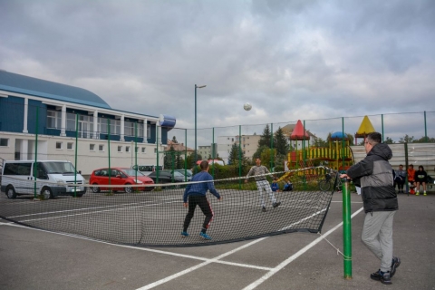 Sportnapot szerveztek Kalith Attila emlékére - A Zöld Nap Egyesület partnerségben az Önkormányzat Sportirodájával a Kovászna megyei Sport és Ifjúsági Igazgatóság és az Európai Szolidaritási Testület támogatásával október 7.-én első alkalommal szervezett Sportnapot Kalith Attila emlékére a céhes városban. A rendezvény felhívta a figyelmet az egészséges életmódra és a sport fontosságának tudatosítására, a szabadidő hasznos eltöltésre, közösségfejlesztésre és az együttműködési képesség fejlesztésére is. Az eseményen készült fotók megtekinthetők a Zöld Nap Egyesület Facebook oldalán!
A csütörtöki sportnapra több mint 200 személy regisztrált be, ahol a szervezők olyan mozgásos játékokat és mozgásformákat igyekeztek megmutatni, amelyek aktívan megmozgatták minden résztvevő testrészét, mindamellett hangulatos időtöltésnek is kiválóan megfeleltek. Az eseményt reggel 10kor egy több órán át tartó szaladással nyitották meg, ahol szép számban megjelentek a Turóczi Mózes- és a Petőfi Sándor Gimnáziumok diákjai is. A futással párhuzamosan lehetőség adódott benevezni az ugrókötélbajnokságra és ki lehetett próbálni különböző ügyességi játékokat, mint például a japán mokurut is. Délután az asztalitenisz-, a lábtenisz- és a dekázási bajnokságok kerülte előtérbe. A dékázásban az ifjak kategóriában az első helyezést - Nagyoláh Róbert, a második helyezést - Hegyeli Márk a harmadik helyezést pedig Szávuly Dénes - Richárd érte el. A 18-35 évesek kategóriában első helyen Vitán Domokos, második helyen Straua Medárd és a harmadik helyen pedig Erős Rudolf állhatott fel a képzeletbeli dobogóra.
A több órás lábteniszbajnokság után a következő eredmények születtek: I. Bodó Márk és Gázsmér Ernő, II. Opra Roland és Gergely Botond, III. Gábor Erik és Vitán Domokos. A Sportnapot 18 órakor a Sinkovits Stadionban Kalith Attila emlékére egy emlékfutással zárták, átadva egy oklevelet a család számára.
Szerző: Ráduly Attila
Fotó: Davit Mamulyan és Harai Adrienn