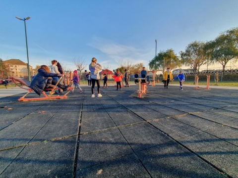 Őszi bej�r�s t�bort szerveztek - November 16-19 k�z�tt a Z�ld Nap Egyes�let partners�gben a k�zdiv�s�rhelyi Sportirod�val tizedik alkalommal szervezett napk�zis t�bort a c�hes v�rosban. A t�borba tizenh�rom 6 - 10 �ves helyb�li �s torjai iskol�s gyerek kapcsol�dott be, akik naponta 10-16 �ra k�z�tt k�l�nb�ző, tematikusan fel�p�tett tev�kenys�gen vehettek r�szt. Az esem�nyről t�bb sz�z fot� �s sz�mos r�vid vide�felv�tel k�sz�lt, melyekből a legeml�kezetesebbek az egyes�let Facebook oldal�n megtekinthetőek.

A t�bor sz�mos c�lja k�z�l az egyik k�ts�gtelen�l az is, hogy a sportot kedvelő, a term�szetet szerető  gyerekeket megtal�lj�k, illetve ők is megtal�lj�k az egyes�letet annak �rdek�ben, hogy tart�s kapcsolat alakuljon ki k�zt�k, azaz rendszeres r�sztvevőiv� v�ljanak programjaiknak. A gyerekeknek olyan j�t�kos tev�kenys�geket szerveztek, mely �ltal felh�vt�k figyelm�ket a k�rnyezettudatoss�g �s az eg�szs�ges �letm�d fontoss�g�ra. A t�bor nemcsak szitu�ci�s gyakorlatokb�l �llt, hanem rengeteg kommunik�ci�s, r�hangol�-hangulatold�, valamint mozg�sos programot is tartalmazott. Ugyanakkor izgalmasabbn�l izgalmasabb csapatj�t�kokban, valamint gondolkod�st fejlesztő strat�giai j�t�kokban vettek r�szt de a k�zműves-tev�kenys�g, az origami sem hi�nyzott a programb�l. A napk�zis t�bor keret�n bel�l volt m�g sz�mos labdaj�t�k, teremfoci, �rm�ny �s t�r�k t�nc tanul�s, meseolvas�s, �nektanul�s, asztaliteniszez�s, ugr�k�telez�s �s a ker�kp�roz�s szab�lyainak fontoss�ga is szerepelt.

Mindezek mellett a t�bor megh�vottja volt Cs�ki P�lma is, aki a felelős kutyatart�sr�l tartott egy előad�st. A foglalkoz�st nemcsak a di�kok, de a n�gyl�b� h�zi kedvencek is nagyon �lvezt�k, az ebek ugyanis sz�vesen tűrt�k, hogy a kicsik simogass�k őket, bar�tkozzanak vel�k. A t�bor tev�kenys�g�be a Heal the earth, reloaded edition projekt n�gy ESC �nk�ntese is bekapcsol�dott. A n�gy nap alatt igazi bar�ts�gok k�ttettek, �j ismereteket szereztek a gyerekek, sok kalandos feladattal, �lm�nnyel lettek gazdagabbak.

Szerző: R�duly Attila

Partner: Eur�pai Szolidarit�si Test�let �s a Communitas Alap�tv�ny 