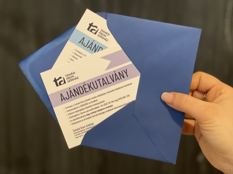 Ajándékozzon színházi élményeket - színházi ajándékutalványok a sepsiszentgyörgyi Tamási Áron Színházban - Ajándékozzon színházi élményeket!
A téli ünnepekre való tekintettel színházi ajándékutalványokat kínál fel az előadásai iránt érdeklődőknek a sepsiszentgyörgyi Tamási Áron Színház. A vásárlók két típusú ajándékutalvány közül választhatnak, az egyik kétszeri, a másik négyszeri belépésre jogosít.
Az ajándékutalvány a bemutató előadások kivételével a színház minden produkciójára érvényes az idei évadban, tehát június végéig bármilyen előadáson vagy előadásokon felhasználható előzetes helyfoglalást (telefonos vagy személyes) követően.
Rugalmassága révén ez a belépőkártya ideális ajándék nem csupán rokonok és barátok számára, de vállalkozók is betehetik az alkalmazottaiknak szánt karácsonyi csomagokba. A Tamási Áron Színház művészi színvonala, szakmai- és közönségsikerei garanciát jelentenek arra, hogy a nevezett utalványok igazi színházi élményeket jelentenek majd szeretteiknek. A kétszeri belépésre szóló ajándékutalvány 50, a négyszeri belépésre szóló pedig 100 lejbe kerül, és a Városi Szervezőirodában lehet megvásárolni ezeket december 8-tól kezdődően. Érdeklődni, előjegyeztetni a 0267-312-104 és 0728-083-336-os telefonszámokon lehet.
Felhívjuk kedves nézőink figyelmét, hogy jelenleg előadásaink az érvényben lévő járványügyi szabályok betartásával látogathatóak.