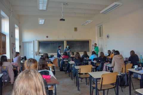 Tizenharmadik alkalommal emlkeztek meg a bkről - 2021. őszn betartva a jrvnygyi előrsokat a kzdivsrhelyi Zld Nap Egyeslet tizenharmadik alkalommal nnepelte meg a bke nemzetkzi vilgnapjt. A nap mottja: Egytt a bkrt  tisztelet, biztonsg s mltsg mindenkinek! Az esemnyen kszlt fotk az egyeslet Facebook oldaln tekinthetőek meg.

A tevkenysget a kzdivsrhelyi Bod Pter Tantkpző tbb osztlyba elltogatva interaktv előadssal s klnbző kzműves tevkenysgekkel kezdtk, felhvva a fiatalok figyelmt a bke fontossgra. A dikok egy-egy kollzst ksztve rajzokkal, mondatokba fogalmazhattk meg a bkvel kapcsolatos gondolataikat, feltntetve a bke szimbolumait is. A szervezők a Sportcsarnok előtti tren egy kisebb műsorral kszltek. Imre Mria Anita, Kerekes Beta, Budi Babi a Bod Pter Tantkpző tanuli csodlatos nekekkel emeltk az esemny sznvonalt, Crivăț Andrea, Fsts Orsolya, Kovcs Kamilla s Rduly Blanka pedig  bke napi gondolatokat osztottak meg, felksztő tanr Kis Emese volt. Ezt kvetően Rduly Attila a Zld Nap egyeslet elnke ismertette az egybegyűltekkel a rendezvny cljt s a bke fontossgt. A megmozdulson felolvassra kerlt az ENSZ főtitkr erre a napra rt zenete magyar s angol nyelven. Az ENSZ 1981-ben hatrozta el, hogy bevezetnek egy tematikus nnepnapot, ez kezdetben minden szeptember harmadik szerdjn kapott helyt, 2002-től viszont rgztettk, s szeptember 21-ben llapodtak meg.

Az esemny partnere a Bod Pter Tantkpző s a helyi Sportiroda,  tmogatja Kzdivsrhely Polgrmesteri Hivatala s az Eurpai Szolidartsi Testlet. 

Szerző: Rduly Attila

Fot: Petek Taykan