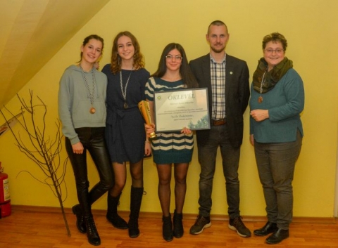 Eredm�nyes, esem�nyd�s �vet z�rt a Z�ld Nap Egyes�let - Id�n utols� alkalommal tal�lkoztak a Z�ld Nap Egyes�let tagjai, hogy �nnepi hangulatban z�rj�k a 2021-es �vet. A koronav�rus-j�rv�ny ellen�re mozgalmas �s nagyon j� �vet z�rt a szervezet az id�n is. Az eddigi szok�sokat most sem t�rt�k meg, �gy a t�rs�g sz�mos pontj�n megtal�lhat�ak voltak a Z�ld Napos programok. A r�sztvevők �dv�zl�s�t k�vetően R�duly Attila egyes�leti eln�k k�pes besz�mol�val, vide�val �s statisztik�kkal sz�nes�tve foglalta �ssze a 2021-es munka�vet. A cs�t�rt�k d�lut�ni tal�lkoz�n k�sz�lt fot�k megtekinthetőek az egyes�let Facebook adatlapj�n.

Programjaik tekintet�ben gazdagnak bizonyult ez az �v is, hisz nem telt el h�t �gy, hogy a Z�ld Nap Egyes�let ne �llt volna elő valamivel. A jelenl�vők a december 30-ai k�zgyűl�sen �ttekintett�k a szervezet nagyobb rendezv�nyeit, amelyeket h�r�l adtak a helyi sajt�ban is. �sszegezt�k az idei �v aktu�lis fejleszt�seit �s besz�lget�s keret�ben vitatt�k meg a 2021-es �v k�z�s c�lkitűz�seinek legfontosabb k�rd�seit. Egyr�szt siker�lt tov�bb folytatniuk a kor�bbi hosszabb t�v� projektjeiket is az előző �vek tapasztalataira t�maszkodva, t�rekedtek a jobb minős�gre, illetve szakmais�gra. Partnerszervezeteikkel egy�tt tov�bb dolgoztak azon, hogy K�zdisz�ken jobban elterjedjen a k�rnyezetv�delem �s az �nk�ntess�g kult�r�ja. Ugyanakkor most is nagy hangs�lyt fektettek a mozg�st n�pszerűs�tő programjaikra, mint p�ld�ul a h�rom tematikus amatőr asztalitenisz-bajnoks�g, a ker�kp�ros felvonul�s, a Mozg� D�lut�nok, a honismereti ker�kp�rt�r�k, a bring�s kincskeres�s �s a fut�versenyek is. Hagyom�nyteremtő c�llal megszervezt�k a Kalith Attila Sportnapot. �Az �v senkinek sem volt k�nnyű, ez�rt elősz�r is hadd k�sz�njem meg minden �nk�ntes�nknek a programjainkhoz val� akt�v bekapcsol�d�st. Nagyon k�sz�n�m a r�sztvevőiknek �s a partnereinknek, hogy most is �s �gy is kitartottak mellett�nk, ez �ri�si seg�ts�get adott.' - z�rta besz�d�t a szervezet eln�ke.

A tizenharmadik k�zgyűl�s hivatalos r�sz�nek befejez�sek�nt d�jazt�k a legakt�vabb �nk�nteseket is. Az �v �nk�ntese c�met M�rton Fanni-B�borka (438 �nk�ntes �ra/�v) �rdemelte ki, aki az id�n janu�rt�l elk�telezetts�g�vel seg�ti a szervezet elismerts�g�t, munk�j�t. A k�pzeletbeli dobog� m�sodik fok�t Harai Adrienn (311 �nk�ntes �ra/�v), a harmadik helyet pedig fej-fej mellett Ferencz Kriszta �s Kis Emese foglalt�k el. A k�zgyűl�sen �sszegezt�k az egyes�let ez �vi műk�d�s�t is, annak k�lts�gvet�s�t, valamint a kommunik�ci�s tev�kenys�get. Ezen est�t is k�tetlen hangulatban t�lt�tte egy�tt a tags�g a legfiatalabbakt�l az idősebb koroszt�lyig. Az �szrev�telek, v�lem�nyek, a d�jaz�sok ut�n k�z�s vacsor�val egy�tt koccintottak az idei �v kiemelkedő siker�re. A szervezet j�vőre is sz�mos programmal folytatja a tev�kenys�geit, tov�bbra is v�rva a k�rnyezettudatoss�g ir�nt �rdeklődő fiatalok jelentkez�s�t. 

A Z�ld Nap Egyes�let vezetős�ge ez alkalomb�l, k�v�n mindenkinek egy sikerekben gazdag Fenntarthat� Z�ld Napos �j esztendőt! 

Fot�: Davit Mamulyan