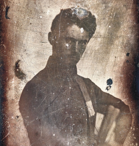 Petőfi-eml�k�v: 2022-2023 - Petőfi ma c�mmel felh�v�s k�z�piskol�s tanul�k sz�m�ra - Petőfi-eml�k�v: 2022-2023 - Felh�v�s

A magyar k�lt�szet egyik legkiemelkedőbb �s legismertebb alakja sz�let�s�nek 200. �vfordul�ja alkalm�b�l a magyar Orsz�ggyűl�s 2022. szeptember 1. �s 2023. augusztus 31. k�z�tti időszakot, a tan�vhez igazodva, Petőfi S�ndor-eml�k�vv� nyilv�n�totta. Hargita Megye Tan�csa �s a Hargita Megyei Hagyom�nyőrz�si Forr�sk�zpont ennek szellemis�g�ben t�bb programmal is tiszteleg a k�ltő�ri�s szem�lye �s munk�ss�ga előtt.

Az int�zm�ny Petőfi ma c�mmel felh�v�st hirdet k�z�piskol�s tanul�k sz�m�ra versmegzen�s�t�s �s egy�b verses produkci�k t�m�ban.

Az első felh�v�s k�z�piskol�s oszt�lyk�z�ss�geknek sz�l, akik k�l�nb�ző verses-zen�s produkci�kkal jelentkezhetnek. 

Jelentkez�si felt�telek: 
- vezetőtan�r �ltal koordin�lt produkci�
- a produkci� Petőfi S�ndor műveiből ihletődik
- időtartam: 15-20 perc
- vide�felv�tel elk�sz�t�se �s bek�ld�se 

A m�sodik felh�v�s olyan k�z�piskol�soknak �s fiataloknak sz�l, akik Petőfi S�ndor verseket zen�s�tenek meg �s mutatnak be.

Jelentkez�si felt�telek: 
- 2-3 vers megzen�s�t�se, hangszeres előad�sa
- időtartam: 5-10 perc
- vide�felv�tel elk�sz�t�se �s bek�ld�se 

Mindk�t felh�v�sra a jelentkez�si hat�ridő 2022. m�rcius 17. A produkci�kat a office@hagyomany.ro e-mailc�mre v�rjuk. A bek�ld�tt anyagokat szakmai zsűri �rt�keli. A nyertes p�ly�z�k alkot�sa 2022 �prilis 11-�n, a magyar k�lt�szet napja alkalm�b�l, k�z�ns�g előtt ker�l bemutat�sra. Minden produkci� megtekinthető lesz a Hargita Megyei Hagyom�nyőrz�si Forr�sk�zpont Facebook-oldal�n.

A nyertes p�ly�z�kat Petőfi k�tetekkel, illetve Petőfi-tanulm�ny�ton val� r�szv�tellel jutalmazzuk. A program v�gső c�lja ugyanakkor, hogy a nyertesekből egy olyan k�z�s �sszműv�szeti produkci� sz�lessen, amelyet a Hargitai Megyenapok �s m�s int�zm�nyi programokon Hargita megye k�l�nb�ző telep�l�sein is bemutatunk a Petőfi S�ndor-eml�k�v időszak�ban.

A mell�kelt k�p: Egressy G�bor 1844-45 k�r�l k�sz�lt Petőfi-dagerrot�pia, amely az egyetlen f�nyk�p, ami Petőfi S�ndorr�l fennmaradt.