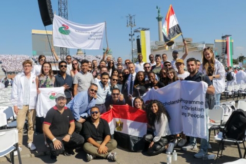 L�gy te is �nk�ntes Budapesten - megnyert projekt - A budapesti Hungary Helps �gyn�ks�g Nonprofit Zrt. 2022. m�rcius 10-től 3 erd�lyi �nk�ntest fogad, egy �vre, Budapesten, egy megnyert ESC (Eur�pai Szolidarit�si Test�let) p�ly�zat keret�n bel�l. A jelentkez�si hat�ridő febru�r 6. Az �szt�nd�jprogram Kereszt�ny Fiataloknak program �ltal olyan 18 �v feletti �s a 35. �let�v�ket m�g be nem t�lt�tt fiatalok sz�m�ra adunk lehetős�get akik heti 38 �r�ban szeretn�nek �nk�nteskedni.

Ha vannak kreat�v �tleteid, melyeket a gyakorlatba is �t tudsz �ltetni �s k�pes vagy projektt� form�lni, teh�t j� tervező, szervező �s megval�s�t� vagy, akkor n�lunk a helyed!

A projekt le�r�sa

A projekt keret�ben 2022. m�rcius 10. �s 2023. m�rcius 10. k�z�tt 3 �nk�ntes fogad�s�ra ny�lik lehetős�g, akik az �szt�nd�jprogram Kereszt�ny Fiataloknak elnevez�sű programunkban jelenleg Magyarorsz�gon tanul� k�lf�ldi di�kokkal műk�dn�nek egy�tt, sz�mukra programokat, online k�pz�st, magyar nyelvi gyakorl� klubokat szervezn�nek. A munkanyelv magyar, de sz�ks�ges az �tlagos, kommunik�ci�s szintű angol nyelvismeret is. Az eur�pai uni�s vagy EU partners�gi orsz�gokb�l �rkező �nk�ntesek egy, a Hungary Helps �gyn�ks�g �ltal b�relt lak�sban fognak lakni Budapesten. Napi 5 eur� zsebp�nzt, ezen fel�l 100.000 Ft/h� �tkez�si hozz�j�rul�st, eg�szs�gbiztos�t�st �s a budapesti t�megk�zleked�sre sz�l� b�rletet kapnak.

A jelentkezők a programra vonatkoz� r�vid t�j�koztat�st k�vetően r�gt�n megkezdhetik tev�kenys�g�ket, melynek sor�n sz�ks�g lesz proaktivit�sukra �s kreativit�sukra annak �rdek�ben, hogy a k�zel-keleti �s a szub-szaharai t�rs�gekből sz�rmaz� hallgat�kkal t�rt�nő egy�ttműk�d�s sor�n �tleteiket k�pesek legyenek rendszerbe foglalni, �s azokat a Magyarorsz�gon tanul� �szt�nd�jasok bevon�s�val megval�s�tani.

Az �nk�ntesek �ltal elv�gzendő feladatok:

Elsősorban, de nem kiz�r�lagosan az al�bbi tev�kenys�gek kapcs�n sz�m�tunk a leendő �nk�ntesekre:

K�zműves/k�pzőműv�szeti (v�ndor)ki�ll�t�s szervez�se �s lebonyol�t�sa az �szt�nd�jasok alkot�saib�l (Budapesten, P�csen, Szegeden, Debrecenben)
Valamilyen kereszt�ny vagy �szt�nd�jas egyszerű jelk�p k�z�s kital�l�sa �s esetleges meg�p�t�se
Kultur�lis programok szervez�se vid�ki v�rosokban
Online főz�s (az �szt�nd�jasok orsz�gai gasztron�mi�j�nak a bemutat�sa)
Biblia�ra szervez�se �nk�ntes atya bevon�s�val
T�mogat� magyar nyelvi klubok szervez�se, vezet�se az �szt�nd�jasok r�sz�re
�szt�nd�jasok t�mogat�sa, seg�t�se felmer�lő probl�m�k eset�n, a hallgat�k k�s�r�se k�l�nb�ző rendezv�nyekre, programokra
A leendő �nk�ntesekkel szembeni elv�r�sok:

szervezők�szs�g
kommunik�ci�s k�szs�g
tanul�si k�szs�g
csapatmunk�ra �s egy�ttműk�d�s
kezdem�nyező k�szs�g
precizit�s
kreativit�s
angol �s magyar nyelv t�rsalg�si szintű ismerete, haszn�lata a napi kommunik�ci� sor�n
Amit mi ny�jtunk:

bar�ts�gos k�rnyezet
k�lf�ldi kereszt�ny fiatalokkal val� egy�ttműk�d�s lehetős�ge
rendszeres visszajelz�s
seg�tők�sz koll�g�k
tapasztalatszerz�s egy n�v�s korm�nyzati programban
Jelentkez�s:

Az �nk�ntesek jelentkez�s�t az office@zoldnap.info c�mre 2022. febru�r 6. �jf�lig, �Jelentkez�s �nk�ntes programra� t�rgy� e-mailben v�rjuk. Jelentkezni �n�letrajzzal �s egy olyan, legal�bb egy A4-es oldal terjedelmű motiv�ci�s lev�llel lehet, amelyben a p�ly�z� besz�mol nemcsak m�ltbeli kapcsol�d� tapasztalatair�l, hanem j�vők�p�ről is, valamint kifejti, milyen m�don val�s�tan� meg az egy �ves �nk�ntes szolg�lat�t. Az �nk�ntesek kiv�laszt�s�nak alapja a v�zolt programterv, akci�terv, �tlet �s annak kidolgozotts�ga, melyhez forr�sk�nt javasolt megismerni az �szt�nd�jprogramot: https://hungaryhelps.gov.hu/about-the-programme/. Bővebb inform�ci�t telefonon a 0766.611066-os sz�mon is lehet k�rni.  

Tov�bbi felt�tel a pand�mi�ra val� felk�sz�lts�g: legal�bb 2, az Eur�pai Uni� �ltal elfogadott vakcina felv�tel�t igazol� dokumentum.
