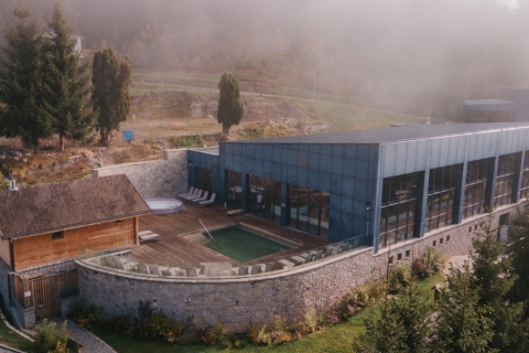 A BÁLVÁNYOS RESORT új munkatársat keres SPA koordinátor pozicíóba - A BÁLVÁNYOS RESORT új munkatársat keres SPA koordinátor pozicíóba
Szakmai feltételek:
- hasonló munkakörben szerzett legkevesebb 3 éves tapasztalat
- szakképesítés
- román, angol nyelv magabiztos ismerete
Személyes képességek:
- kíváló kommunikációs készség, disztributív figyelem és felelősségtudat
- jó problémamegoldó készség
- kezdeményezőkészség, csapatszellem
Feladatkör:
- SPA koordinálásával kapcsolatos operatív és adminisztrációs teendők ellátása
- alkalmazottak szakmai irányítása, beosztása, felügyelete
- egészségügyi és biztonsági előírások betartásának biztosítása
Amit kínálunk:
- határozatlan idejű munkaszerződés
- versenyképes juttatási csomag
Érdeklődni a 0786513807 telefonszámon, vagy a hr@balvanyosresort.ro e-mail címen lehet
BÁLVÁNYOS RESORT angajeaza Coordonator SPA
Cerințe profesionale:
- experiență pe un post similar și calificarea în domeniu reprezintă avantaj
- studii superioare
- cunoștințe de limbă engleză scris și vorbit, nivel conversațional
Abilități personale:
- abilități excelente de comunicare, atenție distributivă și responsabilitate
- capacitate bună de a rezolva probleme
- spirit de inițiativă și capacitate de a lucra în echipă
Descrierea postului:
- îndeplinirea sarcinilor operaționale și administrative legate de coordonarea activității de SPA
- coordonarea profesională, programarea, supravegherea angajaților
- asigurarea respectării standardelor de sănătate și siguranță
Beneficii:
- contract pe perioadă nedeterminată
- pachet salarial motivant
Relații suplimentare la nr. tel. 0786-513807 sau prin e-mail: hr@balvanyosresort.ro