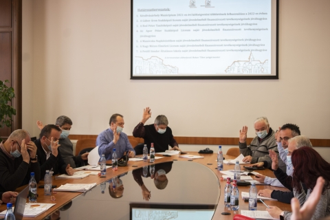 Tancsls sszefoglal, 2022 februr 11 - Kzel 100 millis a kltsgvets Kzdivsrhelyen, szmos fejleszts vrhat - Kzel 100 millis a kltsgvets Kzdivsrhelyen, szmos fejleszts vrhat

A vros trtnetnek legnagyobb kltsgvetst szavazta meg a kzdivsrhelyi tancs februri soros tancslsn. A kzel 100 milli lejes kltsgvets kilenc unis plyzatot s tbb kormnytmogatst takar, tbbek kztt megjul a Kaszrnya plete, s a Fejlesztsi gynksg tmogatsval megpl a multifunkcionlis uszoda is  ennek kltsge nem kpezi a kltsgvets rszt. Az idei kltsgvets 28,8 %-os nvekedst jelent a tavalyihoz kpest.

Bokor Tibor, Kzdivsrhely polgrmestere rszletesen ismertette a 2022-es vi kltsgvetst, amely idn 98311710 lej. A tangynek sznt sszeget mg nem kaptuk meg, gy ha azt is hozzszmolom, az ezvi kltsgvetsnk meghaladja a 100 milli lejt, amelyre mg nem volt precendens  vezette fel tjkoztatjt a polgrmester. A műkdsre sznt kltsg 41154790 lej, a fejlesztsekre sznt sszeg pedig 57156920 lej. Ebből a sajt bevtel 36,5 milli lej, az Eurpai Unis forrsok 28,2 milli lejt tesznek ki, az llamtl 23,2 millis tmogats jn, valamint a 2021-es megtakarts 10,4 milli lej volt, ami szintn hozzjn a kltsgvetshez. Az Anghel Saligny kormnyprogramba kilenc plyzatot adott le az nkormnyzat kzel 30 milli lej rtkben, amit ebből nyer, szintn hozzjn ehhez a kltsgvetshez.

A 100 ezer lej feletti, jelentősebb beruhzsok a 2022-es vre:
1. IT inkubtorhz ptse / 1780550 lej
2. Elektromos aut tltőllomsok / 150000 lej  a dokumentci előksztsre, 710 llomst alaktannak ki
3. Parkolautomatk / 255000 lej
4. Multifunkcionlis uszoda / 700000 lej  ez a ttel sajt kltsg, a terv elkszlt s elkldtk Bukarestbe, ha minden a terv szerint halad, prilisban elkezdődik a munka
5. Markolgp / 500000
6. voda ptse a Bod Pter Tantkpző udvarn / 4030500
7. A Csipkerzsika voda pletnek energetikai korszerűstse / 258220  a feljts 99 %-ben ksz van, a gyerekek mr birtokba vettk
8. 3-as szm voda pletnek energetikai korszerűstse a Benedek Elek utcban / 1199260  az elztatott pletben jraindultak a munklatok
9. A Jakabos dn ltalnos Iskola pletnek energetikai korszerűstse / 1414830
10. A Turczi Mzes ltalnos Iskola pletnek energetikai korszerűstse / 1142120  ksz van, ez egy fizetsi htrlk
11. A sebszet pletnek energetikai korszerűstse / 2420410  krlbell msfl hnap mlva befejezik a munklatokat
12. Kzvilgts korszerűstsnek dokumentcija - II. fzis / 100000  az első fzist megnyerte az nkormnyzat, elkezdik 600 izz ledesre val cserjt
13. DALI-dokumentci Vigad / 200000
14. A Molnr Jzsis park korszerűstse / 483990
15. Dokumentci a polgrmesteri hivatal korszerűstsre / 150000  energetikailag szeretnk hatkonny tenni s belsőleg is modernizlni
16. Jrbeteg-rendelő korszerűstse / 4347490  az első liciten egy cg sem jelentkezett, gy meg kell emelni a beruhzs rtkt
17. A Kaszrnya s a Dac-t korszerűstsi munklatai / 19288360  a Kaszrnya feljtsi munki elindultak, a Dac-t korszerűstse tavasszal esedkes
18. Rszvteli kltsgvets / 107000
19. Vz- s szennyvzhlzat bővtse / 4.132.000  PNDL-s plyzat, jelenleg az Ady Endre utcban dolgoztak, ezt kveti a Kanta, majd az Eminescu utca
20. Anghel Saligny program: Kert, Csernton, Kanta, Matk Istvn, Bod Pter, Tavasz, Nagy Mzes, Iskola, Temető utck, valamint az 59, 60, 61, 62-es udvarterek s a szentlleki biciklit modernizlsa s kiptse / 830000  az nrsz rtke
21. A Bem Jzsef utca korszerűstse / 10715000
22. A kzvilgts korszerűstse / 300000  az első fzis nrsze
23. Kzdivsrhely Klma- s Fenntarthat Fejlőds Stratgija / 125000
24. A vros mobilitsi stratgija / 142800
25. Szennyvz temelőaknk / 112500
26. Vrosrendezsi tervek: kzpont, ipari park s a vros adminisztratv terlete / 288000
27. Az Apor Pter Szakiskola feljtsa / 7916930
28. A sebszeti plet elektromos hlzatnak korszerűstse / 125000
29. Utcafeljtsi munklatok a Halads, Ifjsg, Hajnal, Jzsa Bla, Bem Jzsef
(Oroszfalu), Dobolyi Aladr, Legelő, Tudor Vladimirescu utckban, az Ady Endre utcban a tmbhzak kztt, a Szab Jenő utcban kt parkol, Srfalvn a templom fele vezető t, Petőfi Sndor utca 42, 43, 44-es tmbhzak előtt / 2050000
