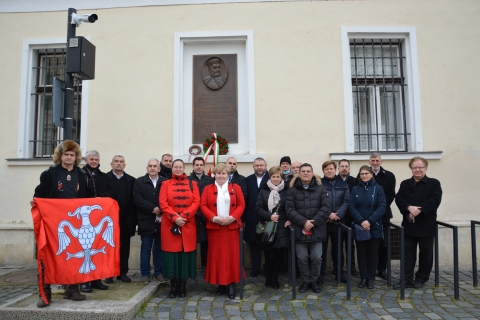Idén Kolozsvár volt a Bocskai-zarándoklat első állomása - Immár tizenötödik alkalommal került sor a Bocskai-zarándoklatra, melynek keretében 2022. február 26–27. között egy Hajdú-Bihar megyei küldöttség tagjai a fejedelem életéhez kötődő helyszínekre látogatnak el. Már hagyomány, hogy a zarándokút kolozsvári állomása a Sapientia Erdélyi Magyar Tudományegyetem tulajdonában lévő Bocskai-ház.
A zarándoklaton a magyarországi hajdúvárosok küldöttsége vesz részt, akik Bocskai István fejedelem életéhez kapcsolódó településekre látogatnak, a vendéglátókkal együtt róva le tiszteletüket a fejedelem történelmi alakja előtt, megkoszorúzva a neki állított emlékműveket.
Az idei esztendőben a Bocskai-zarándoklat első állomása kincses városunk volt. A megemlékezésre a Bocskai-házban, a fejedelem szülőházában került sor, ahol megkoszorúzták a fejedelem mellszobrát és a kültéri domborművet.
A koszorúzáson jelen voltak a Hajdú-Bihar megyei önkormányzat és a Bocskai István Emlékbizottság képviselői, a hajdúsági települések polgármesterei, önkormányzati képviselői, illetve a Sapientia Erdélyi Magyar Tudományegyetem Kolozsvári Karának vezetősége.
Kolozsvár,
2022. február 26.