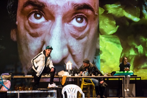 A Tam�si �ron Sz�nh�z egy szerb film adapt�ci�j�nak bemutat�ja: Szerelem �s m�s bűnt�nyek - A l�tbizonytalans�gr�l sz�l a leg�jabb előad�sunk
 
V�ltozatos a sepsiszentgy�rgyi Tam�si �ron Sz�nh�z idei �vada, egy magyar groteszk dr�ma �s egy �roncsolt-opera� ut�n ez�ttal egy szerb film sz�npadi adapt�ci�j�t mutatja be a t�rsulat: a Szerelem �s m�s bűnt�nyek c�mű előad�s Stefan Arsenijević azonos c�mű filmje alapj�n k�sz�lt rendk�v�l saj�tos st�lusban. Az előad�s rendezője Theodor-Cristian Popescu, akinek ez az első sepsiszentgy�rgyi munk�ja; a bemutat� előad�sra m�rcius 9-�n, szerd�n este 19 �r�t�l ker�l sor a sz�nh�z Nagyterm�ben.
 
A rendezőnek sem �s a sepsiszentgy�rgyi sz�nh�z pr�zai t�rsulat�nak sem volt m�g olyan előad�sa, mely film alapj�n k�sz�lt volna, val�j�ban ők tal�lt�k ki a Stefan Arsenijević�Srđjan Koljević�Bojan Vuletić �ltal �rt forgat�k�nyv sz�npadi v�ltozat�t. A t�rt�net a szerb főv�rosban j�tsz�dik, melynek kil�t�stalan alvil�g�ban Anica �j �letre v�gyik, azonban, mielőtt elhagyn� Belgr�dot, elhat�rozza, hogy lez�rja addigi �let�nek elvarratlan sz�lait. Mint kider�l, rengeteg furcsa ember veszi k�r�l: �letunt maffiavez�r, �ngyilkos hajlam� kamaszl�ny, piti�ner gengszterek, egykor jobb napokat l�tott idős h�lgyek �s egy mindenre elsz�nt romantikus lelkű fiatalember, akiről kider�l, hogy gyeng�d �rzelmeket t�pl�l ir�nta. Egyetlen nap esem�nyeit dolgozza fel a produkci�, melynek bemutat�j�n Stefan Arsenijević, a film rendezője is jelen lesz.
 
Theodor-Cristian Popescu rendező a sz�npad korl�tozott lehetős�gei miatt megpr�b�lta �thelyezni a cselekm�ny hangs�lyait a belső t�rt�n�sekre. Bevall�sa szerint az előad�sban is fontos szerepe van a k�peknek, de ezek m�s jellegű dr�mais�got hordoznak, mint a film k�pei, a sz�n�szi j�t�kban pedig olyan �rnyalatokat kerestek, melyek nem eg�szen sz�npadszerűek, teh�t mindenk�ppen k�s�rleti előad�sr�l besz�lhet�nk. Egyik alapt�m�ja a t�rt�netnek a f�rfi�nő kapcsolat, ahol a rendező szerint n�ha nagyon neh�z kiismern�nk magunkat, a m�sik k�zponti k�rd�s pedig az a k�l�n�s egzisztenci�lis bizonytalans�g, amire időnk�nt mindannyian r�d�bben�nk abban a k�nl�d�sban, amellyel megpr�b�ljuk �rtelmess� tenni a mindennapjainkat. �ltal�ban t�bbre v�gyunk, mint amit el�rhet�nk, az akarat erősebb, mint a lehetős�gek, de min�l m�lyebbre mer�l�nk �r�k�s boldogtalans�gunk okainak kider�t�s�ben, ann�l nehezebben �rtj�k a l�lek műk�d�s�t. Vajon k�pesek vagyunk-e val�ban ir�ny�tani az �let�nket? Tudjuk-e kontroll�lni a v�gyainkat? Hatalmunkban �ll-e megv�ltoztatni a sz�munkra f�jdalmas dolgokat? Akkor boldogabb-e az ember, ha feszegeti a hat�rait, vagy ha elfogadja a sors�t?
 
A tordai sz�rmaz�s� Theodor-Cristian Popescu 1994-ben Bukarestben v�gezte el a sz�nh�zrendezői szakot, ut�na Montan�ban tanulta tov�bb a rendez�s műv�szet�t, majd a marosv�s�rhelyi Műv�szeti Egyetemen doktor�lt. Szakmai �let�tja rendk�v�l v�ltozatos: rendezők�nt dolgozott a kolozsv�ri �s marosv�s�rhelyi sz�nh�zakn�l, tan�rk�nt tev�kenykedett a marosv�s�rhelyi, bukaresti �s montanai sz�nműv�szeti egyetemeken, valamint a montr�al-i Qu�bec Egyetemen �s a kanadai Nemzeti Sz�nh�ziskol�ban (National Theatre School of Canada). K�t f�ggetlen sz�nh�zi t�rsulatot hozott l�tre �s műk�dtetett Bukarestben, illetve Montr�al-ban, jelenleg a marosv�s�rhelyi Műv�szeti Egyetem rendezői szak�n tan�t.
 
Az előad�s elk�sz�t�s�ben a rendező k�zvetlen munkat�rsai voltak: Mihai Păcurar (d�szlet �s videokoncepci�), Andrei Raicu (zene �s sound design), Cristian Niculescu (vil�g�t�stervező), V. Bartha Edit (�gyelő), Dobra M�ria Magdolna (s�g�), valamint Kiliti Kriszti�n, az �letigen c�mű kor�bbi produkci�nk rendezője, aki ez�ttal dramaturgk�nt dolgozott. Az előad�sban a sepsiszentgy�rgyi Plugor S�ndor Műv�szeti L�ceum dr�matagozat�nak di�kjai is k�zreműk�dnek. A bemutat� ut�n m�rcius 11-�n �s 12-�n lesz �jra műsoron a Szerelem �s m�s bűnt�nyek, jegyek kaphat�ak a K�zponti Jegyirod�ban �s a Biletmaster.ro honlapon.