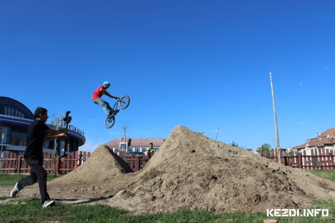 Programjavaslatok bek�ld�se a 2022-es KSE Sportnapokra - K�zdiv�s�rhely �nkorm�nyzat�nak Sportirod�ja felh�vja a v�ros sportegyes�leteinek figyelm�t, hogy programjavaskatokat lehet bek�ldeni az id�n megrendez�sre ker�lő KSE napokra, amely 2022 m�jus 4-8. k�z�tt ker�l sorra.

A programjavaslatokat �r�sban k�rj�k leadni m�rcius 18-ig Kocsis Zolt�n Sportiroda vezetőnek.

Fot�: B�lint Botond
Motivational Dirt Jam 2014
https://www.kezdi.info/kepek/kep/3523