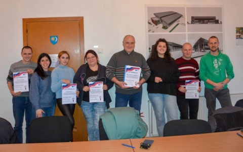 V�get �rt a harmadik Orosz T�rsalg�si Klub - A Z�ld Nap Egyes�let harmadik alkalommal szervezte meg a n�gy h�napig tart� d�jmentes Orosz T�rsalg�si Klubot a k�zdiv�s�rhelyi Sportsz�ll� T�rsalg�j�ban. Vid�man �s sok nevet�ssel telt el az alkalmank�nti egy-k�t �ra, melynek egyetlen r�szv�teli felt�tele az alapfok� angol nyelvismereti k�szs�g volt. Az esem�nyen k�sz�lt fot�k megtekinthetőek az egyes�let Facebook adatlapj�n.

Az orosz csevegő klub �ltal a jelenl�vők elsaj�t�tott�k a nyelv alapjait (�b�c�, bemutatkoz�s, hasznos mondatok), nem form�lis nevel�sben r�szes�ltek �nekek, rajzfilmek, kisfilmek �s sok m�s �rdekes m�dszer �ltal. Elt�rő v�lem�nyek vannak arr�l, hogy hogyan is lehet a leghat�konyabban megismerni �s elsaj�t�tani egy nyelvet. De abban mindenki egyet�rt, hogy elsősorban gyakorolni �s besz�lni kell. Ahhoz, hogy helyesen megtanulj oroszul sz�ks�g van egy pici nyelvtanra is. Att�l volt k�l�nleges ez a klub, hogy itt nagy hangs�ly volt fektetve a megfelelő mennyis�gű orosz t�rsalg�sra. Az ingyenes �r�kat a Heal the earth, reloaded edition projekt ESC �nk�ntesei Lilit Araqelyan �s Nane Sahakyan tartott�k. Akiknek hab�r nem volt tapasztalatuk a nyelvtan�t�sban igaz�n t�rekedtek arra, hogy seg�ts�k a r�sztvevőket. Az interakt�v foglalkoz�sok kommunikat�v, konstrukt�v m�don t�rt�ntek, az esetleges nyelvtani hib�kat a tev�kenys�gek ut�n k�z�sen besz�lt�k meg, valamint arra is t�rekedtek, hogy a jelenl�vők maguk j�jjenek r� a helyes megold�sra.

A projektet az Eur�pai Szolidarit�si Test�let �s a helyi Sportiroda t�mogatja.

Szerző �s fot�: R�duly Attila