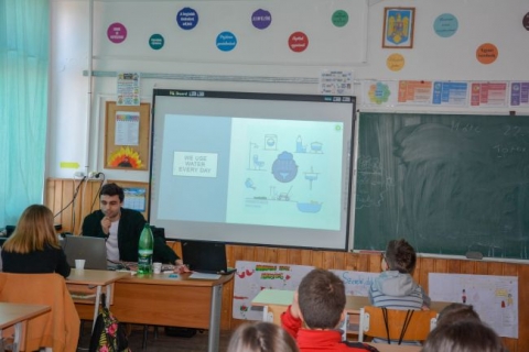 A v�z fontoss�g�r�l besz�lt�nk a Moln�r J�zsi�s iskol�ban - M�rcius v�g�n a k�zdiv�s�rhelyi Moln�r J�zsi�s �ltal�nos Iskola első, negyedik, hatodik �s hetedik oszt�lyos di�kjai a Z�ld Nap Egyes�let k�zreműk�d�s�vel k�l�nb�ző j�t�kos tev�kenys�gek seg�ts�g�vel ismerkedtek meg a v�z fontoss�g�r�l. A t�bb mint sz�z r�sztvevővel tartott tev�kenys�get az egyes�let eln�ke R�duly Attila �s a Heal the earth, reloaded edition projekt ESC �nk�ntesei vezett�k le. A V�z vil�gnapj�nak meg�nnepl�s�t 1992-ben kezdem�nyezt�k a Rio de Janiero-ban tartott k�rnyezetv�delmi konferenci�n. Az esem�nyen k�sz�lt fot�k megtekinthetőek az egyes�let Facebook oldal�n.

Ezzel a programmal a k�rnyezettudatos nevel�sre szerettek volna egy kicsit nagyobb hangs�lyt fektetni, illetve a gyerekek figyelm�t felh�vni arra, hogy jobban vigy�zzanak k�rnyezet�kre, ne pazaroljanak. T�bbek k�z�tt besz�ltek a 'k�k bolyg�r�l', a s�s �s �des vizekről, k�l�n kiemelve azt, hogy mi�rt fontos, hogy sok vizet fogyasszunk. M�rcius 22-�n �nnepelj�k a v�z vil�gnapj�t, melynek idei szlogenje a k�vetkező: Vizet mindenkinek! Manaps�g sajnos a F�ld lak�inak 1/5-e k�zd a t�l�l�s�rt iv�v�z hi�ny�ban. A Z�ld Nap Egyes�let k�sz�ni az egy�ttműk�d�s lehetős�g�t a pedag�gusoknak. 

A tev�kenys�g az Eur�pai Szolidarit�si Test�let r�szt�mogat�s�val val�sult meg. 

Szerző: R�duly Attila

Fot�: Davit Mamulyan �s Nane Sahakyan