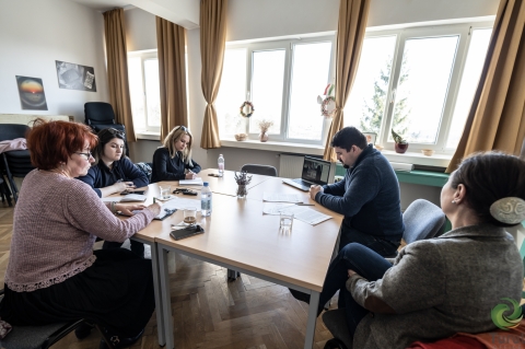 Active Citizens Fund #childsteps – Program a háromszéki gyerekeknek - A Turul Iroda #childsteps címmel elindította harmadik elnyert projektjét az Active Citizens Fund Románia finanszírozásával. A program célja a civil részvétel támogatása öt Háromszéki településen, állampolgári nevelésre összpontosító akciókkal, valamint egy oktatási kézikönyv kidolgozásával. A 24 hónapos projektben száz, 7-14 éves gyerek és tíz önkéntes pedagógus vesz részt. A gyerekek heti rendszerességgel civil oktatási tevékenységekben részesülnek – közülük 80 fő Nagyajtáról, Középajtáról, Kálnokról és Barótról, 20 pedig Sepsiszentgyörgyről. A tíz önkéntes, a projektcsapattal együtt az öt település 245 helyi lakosát vonja be a rendezvényekbe, amelyek elősegítik a saját közösségeikben való aktív részvételt és a civil társadalom szerepét.
„A #childsteps a Berde Mózsa programunk tevékenységeink teljes újraszervezését jelenti, de egyben fejlesztését is. Az elmúlt időszak, ami a világjárványról szólt, nem tett jót ennek a programnak, de ezt igyekszünk az új projekttel kompenzálni. Figyelembe vegyük az elmúlt évek tapasztalatait, meglátásait, amelyek részben szülőktől, de nagyobb részben oktatoktól érkeztek. A projekt három fontos pillérre épül: az oktatók képzésére valamint, egy tankönyv elkészítésére, gyerekfoglalkozásokra és szervezetfejlesztésre, amellyel az önkéntesek menedzsmentjének fejlesztése a cél. A projektben résztvevő tanítók mind önkéntesek, az ők munkájukat csak képzésekkel és odafigyeléssel tudjuk meghálálni. Egy négy hétvégés képzést tudunk nyújtani számukra, amelynek köszönhetően fejlesztik oktatási tudásukat és képességeiket. Ehhez négy helyi szakmai képző segítségét kérjük. Igény volt egy oktatói kézikönyv megírása is, amely hosszútávon segíti a tanítók munkáját, de szeretnének ezt majd széles körben is bemutatni, más pedagógusok számára is elérhetővé tenni. A gyerekfogalalkozásokban tudunk majd újdonságot behozni, szeretnénk egy jobban megszólítani a szülőket, megvalósítani olyan tevékenységeket, amelyekre eddig is megvolt az igény, de valamilyen okból mindig elmaradt. A projektben összesen 100 gyermeket fogunk bevonni” – emelte ki Furus Levente, a Turul Iroda elnöke.
Szabó Adél-Júlia, a Turul Iroda programvezetője hozzátette: „2012 óta működtetjük a Berde Mózsa kört. A #childstepsnek köszönhetően egy oktatói kiadványt is ki fogunk adni, amelynek célja, hogy segítse az oktatók munkáját, egyfajta útmutatóként szolgáljon számukra. Ennek igénye már többször megfogalmazódott a tanítók részéről. A kiadvány strukturájában egy tanévet fog át, amelyben helyet kapnak a jeles ünnepek, ehhez kapcsolódó tevékenységek, különböző gyakorlatok és feladatok, egy teljes tevékenység lebonyolítása, az elejétől a végéig. A gyerekfogalalkozások keretében a rendszeres heti tevékenységben lehetőség lesz külső oktatók bevonására is, összesen tíz oktatót szeretnénk bekacsolni egy-egy témában, lehetőleg olyanokat, akik alig jutnak el hasonló tevékenységekre. Egyfajta cserekapcsolatot is elindítunk a települések között, ahol egy adott település fogadja a más település gyermekeit egy adott program szerint arra a napra. Cél, hogy a gyerekek megismerjék más települések gyerekeit és azt a települést, ahol az adot program zajlik. Minden helyiségben megvalósul majd egy kisebb önkéntes akció is, ezzel az a cél, hogy az önkéntességre valós nevelés, már kisebb korban elkezdődjön.”
A Turul Iroda felnőtt és fiatal önkéntesekkel is dolgozik a teljeskörű programok megvalósítása érdekében. Az egyesület fiatal önkéntesei többnyire saját ötleteik alapján különböző tevékenységeket szerveznek. A felnőtt önkéntesek pedig főként a #youthfocus program megvalósításában és a Berde Mózsa kör működtetésében vesznek részt, mint mentorok és oktatók. „A felnőtt önkéntesek Sepsiszentgyörgy, Kovászna és Kézdivásárhelyről származnak, jelen pillanatban közel 35 mentorral és 10 gyerekoktatóval állunk kapcsolatban, tehát összesen 45 felnőtt önkéntes csatlakozott a Turulhoz. A felnőtt önkéntesek profilja változó, van aki tanár, van aki rendőr, van aki hegyimentő, van aki mérnök, tanácsadó stb , ami közös bennük, hogy részt akarnak és részt vállalnak a gyerekek és fiatalok nevelésében. Törekszünk évente egy vagy akár több olyan tábort, workshopot is szervezni, ahol az önkéntesek találkoznak, beszélgetnek, ismerkednek, megosztanak egymással tapasztalatokat, így biztosítva egy csapatszellemet. Ahhoz, hogy jól működjön az egyesületen belül az önkéntes menedzsment jelen projekt keretén belül szeretnénk kidolgozni egy belső szabályzatrendszert, ami az önkéntes bekapcsolódásától az önkéntes kiértékelésig magába foglal minden lépést. Ezalatt értjük a szükséges törvényi elvárásoknak megfelelő iratok előkészítését, és ugyanakkor értjük ezalatt azt a munkafolyamatot is, ami alapján majd az önkéntesek visszajelezhetnek, ugyanakkor kiértékelésben részesülnek. Mindez úgy gondoljuk elengedhetetlen, hogy megőrizzük, tovább motiváljuk és fejlesszük az önkéntességet az egyesületnél. Talán ezáltal mások is kedvet kapnak majd önkéntesként jelen lenni egyesületünkben. A teljes önkéntes belső szabályzatrendszer kidolgozásához meghívunk olyan szakértőket is, akik segítenek a sajátos önkéntesmenedzsmenti rendszerünk kidolgozásában” – emelte ki Oláh Katalin, pénzügyi felelős, pályázatíró.
A projektet a Turulmadár Egyesület valósítja meg a Baróti Gaál Mózes Általános Iskolával, a Nagyajtai Kriza János Gimnáziummal és a Középajtai 'Benkő József' Általános Iskolaval partnerségben, az Active Citizens Fund Románia támogatásával, a programot Izland, Liechtenstein és Norvégia finanszírozza az EGT Alapok 2014-2021 által.
A teljes projekt költségvetése 81072,00 Euro, amelynek 7,49 % önrész, vagyis a szervezet hozzájárulása.
Az Active Citizens Fund Románia programól
Az Active Citizens Fund Románia programot az EGT Alapok 2014-2021 finanszírozza. Az Alapok célja a gazdasági és szociális különbségek csökkentése és a 15 kedvezményezett állam és az adományozó államok (Izland, Liechtenstein, Norvégia) közötti kétoldalú kapcsolatok megerősítése. A Program alapkezelője a Civil Társadalom Fejlesztéséért Alapítvány, a Polgár-Társ Alapítvány, a Roma Közösségek Erőforrásközpontja, a PACT Alapítvány és a Frivillighet Norge által alkotott és az FMO (az EGT és Norvég Alapok Finanszírozási Mechanizmusának Irodája) által kinevezett konzorcium. Az Active Citizens Fund Románia célja a civil társadalom és az aktív polgárság megerősítése, valamint a kiszolgáltatott csoportok kapacitásának növelése. A Program 46 000 000 euró összköltségvetéssel a civil társadalmi szektor hosszú távú fenntarthatóságának és kapacitásának fejlesztését célozza, fokozva szerepét a demokratikus részvétel, az aktív polgárság és az emberi jogok előmozdításában, miközben megerősíti az adományozó államokkal, Izlanddal, Liechtensteinnel és Norvégiával fennálló kétoldalú kapcsolatokat. További információ az Active Citizens Fund Romániáról a www.activecitizensfund.ro oldalon található. További információt az EGT és Norvég Alapokról a www.eeagrants.org oldalon talál.
2022. április 13.
Kovács Orsolya