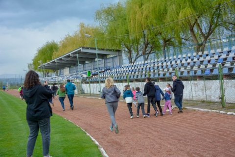 Csal�dos fut�st szervezt�nk - KSE Napok - A Z�ld Nap Egyes�let �s a k�zdiv�s�rhelyi Sportiroda m�jus 4-�n a KSE Napok alkalm�b�l egy �jabb fut�napot szervezett a Sinkovits stadion udvar�n. Az esem�nyen k�sz�lt fot�k megtekinthetőek az egyes�let Facebook oldal�n.

A l�nyeg ez�ttal is a mozg�son, a szabad levegőn val� tart�zkod�son volt, azzal a k�l�nbs�ggel, hogy ez�ttal elsősorban csal�doknak sz�lt a ki�r�s. A szerda d�lut�ni rendezv�nyen 98 szem�ly �rezte �gy, hogy az eső előtti naps�t�st kihaszn�lva �sszek�ti a kellemest a hasznossal, �s p�r k�rt leszaladva tesz egy l�p�st eg�szs�ge megőrz�s��rt. A sportol�s �lm�nye mell� pedig ingyenes sz�rakoztat� programokat is k�n�ltak a szervezők, ezzel is fokozva az esem�ny hangulat�t.

A t�bb kateg�ri�ban d�jazott nyerteseknek ez�ton is gratul�lunk. K�l�nd�jban r�szes�lt a legt�bb k�rt szalad� csal�d (Szigy�rt� csal�d), valamint a legnagyobb l�tsz�mban megjelen� csal�d is. A fut�d�lut�n legfiatalabb r�sztvevője az egy �ves Kocsis Kamilla, m�g a legidősebb a a 82 �ves Szab� Ilona volt. A szervezők k�sz�nik jelenl�vőnek a r�szv�telt, a t�mogat�knak a seg�ts�get.

Szerző: R�duly Attila
Fot�: Davit Mamulyan �s Fozocos George