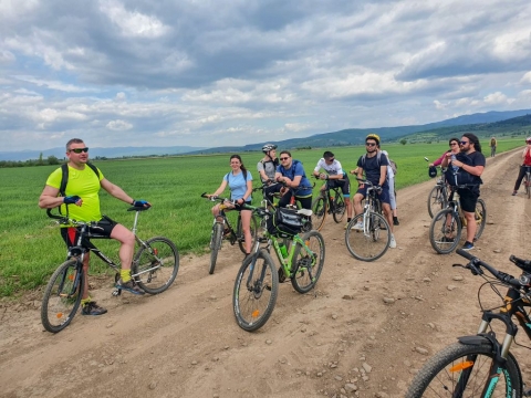 A gelencei N�dika f�rdőh�z bring�ztak a szezonnyit�n - A k�zdiv�s�rhelyi Z�ld Nap Egyes�let m�jus 15-�n a Nemere �tj�n az id�n is egy k�nnyen teljes�thető ker�kp�rt�r�val ind�totta az idei szezont. A rendezv�nyen k�sz�lt fot�k megtekinthetők a Z�ld Nap Egyes�let Facebook oldal�n.

A vas�rnap reggeli rendezv�nyen a 23 fős lelkes csapat a Nemere �tja z�ld�tvonal C jelz�seit k�vetve a Kicsid G�bor Sportcsarnok elől Oroszfalu fele tekert ahol friss fortyog�i �sv�nyv�zzel t�lthett�k meg a kulacsukat. Ezt k�vetően a ker�kp�rosok Szentkatoln�t �rintve a gelencei k�zs�gk�zpontba tekertek ott egy kicsit megpihenve a N�dika f�rdő volt a k�vetkező �ti c�l. A t�bb �vvel ezelőtt kal�k�val kialak�tott N�dika feredő hideg viz�nek l�tv�nya, igencsak nyugtat� hat�ssal bizonyult. A meg�rdemelt k�z�s t�z�raiz�s ut�n, a csapat egy r�sze feltekert a gelencei N�dika-tetőre is, ahol a gy�ny�rű t�j, a felhők m�g�tt leskelődő nap sugarai elk�pr�ztat� �lm�nnyel sz�nes�tett�k a nap hangulat�t, majd Haraly, Imecsfalva �s K�zdiv�s�rhely �rint�s�vel z�rt�k a 42 kilom�teres t�r�t.  Az esem�ny legfiatalabb r�sztvevője a 9 �ves Tub�k T�bi�s, m�g a legidősebb a 65 �ves Mor� P�ter volt.  

A szervezők k�sz�nik mindenkinek a t�relm�t, a kitart�st, a csal�dias hangulatot, amelyben a t�ra zajlott �s t�mogat�inak a lehetős�get, hogy a biciklit�r�k, valamint a Nemere �tja projekt folyamatos n�pszerűs�t�se megval�sulhat.

Szerző: R�duly Attila

Fot�: R�duly Attila �s M�rton Fanni-B�borka