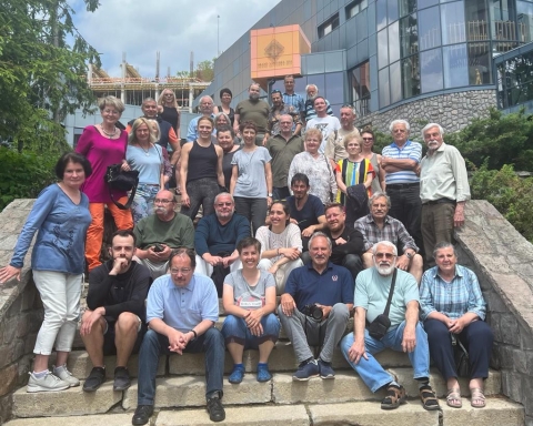 XI. Bálványosi Art Camp 2022 - Szeretettel és tisztelettel meghívjuk Önt a XI. Bálványosi Art Camp tárlatmegnyitójára 2022 június 5.-én, vasárnap 12 órától a Bálványos Resort Grand Santerra kiállítótermében az alkotó művészek jelenlétével. A tárlatot megnyitja dr. Deák Ferenc művészettörténész.