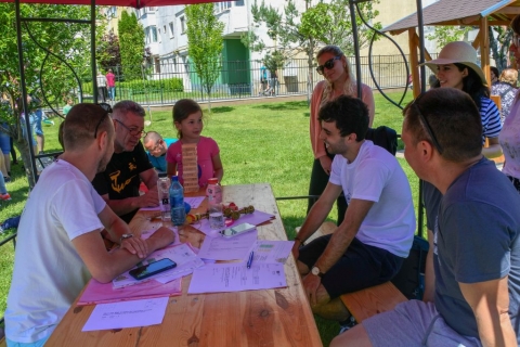 P�r�gtek a csal�dok a Gyerkőcfesztiv�lon is - M�jus 30 - J�nius 1 k�z�tt a k�zdiv�s�rhelyi W. Wegener Parkban megszervezett Gyerkőcfesztiv�lon p�r�ghettek a csal�dok. A t�bb fordul�s vet�lkedő  c�lja volt a csal�dok �sszekov�csol�sa egy �sszetett program keret�ben, amely egyar�nt fektetett hangs�lyt a sz�rakoz�sra, valamint a mozg�s, k�l�nb�ző sport�gak j�t�kos megismer�s�re, v�grehajt�s�ra �s annak megold�s�ra is.  A rendezv�nyen k�sz�lt fot�k megtekinthetők az egyes�let Facebook oldal�n.

A Z�ld Nap Egyes�let vet�lkedőj�re ez�ttal negyvenn�gy csal�d nevezett be (�sszesen 153 szem�ly), akik sikeresen hajtott�k v�gre a sz�mukra kijel�lt v�ltozatosabbn�l v�ltozatosabb feladatokat. A csal�doknak egyes�tve erej�t, tud�s�t, alkot�kedv�t, kicsik �s nagyok k�z�sen egy�ttműk�dve �sszesen hat feladatot kellett időre megoldaniuk. A feladatokban t�bbek k�z�tt megtal�lhat� volt a t�rsasj�t�k, a zs�kban ugr�s, a kos�rra dob�s �s k�l�nb�ző fejt�rő is. A helyes megold�sok pontokat jelentettek, amelyek k�zelebb vitt�k a benevezett csapatokat a nyer�shez. Pontegyezős�g eset�n a helyez�sről a m�rt idő sorrendje volt a d�ntő.

A feladatok teljes�t�se �s �sszes�t�se ut�n a k�pzeletbeli dobog� első fok�ra a Csulak csal�d (Csulak Attila �s Csulak N�ra), a m�sodikra a P�nzes csal�d (P�nzes-Csisz�r Anna, P�nzes-Csisz�r Lehel, P�nzes-Csisz�r Fruzsina, P�nzes-Csisz�r Dorka �s P�nzes-Csisz�r Kund) �s harmadikra pedig a Veres csal�d (Veres Erika, Veres L�szl� �s Veres Anna-B�borka), a negyedik a Zoller csal�d (Zoller Katalin �s Zoller Zsolna) �llhatott fel. Dics�retben r�szes�lt a Bors� csal�d (Bors� Csaba, Bors� Andrea, Bors� Hanna �s Bors� �kos). Az első �t csal�d, oklevelek az �rmek mellett egy-egy aj�nd�kcsomaggal t�rhettek haza. 

A szervezők k�sz�nik a csal�doknak a r�szv�telt, az �nk�nteseknek a seg�ts�g�ket, valamint a Wegener Pro Sanitate Alap�tv�nynak a megh�v�st �s a t�mogat�st.

Szerző: R�duly Attila

Fot�: Nane Sahakyan �s Petek Taykan
