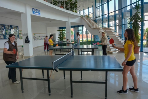 Vakáció előtti amatőr asztalitenisz bajnokságot szerveztek - A Zöld Nap Egyesület és a kézdivásárhelyi Sportiroda június 8-án amatőr sportolók számára újra megszervezte a hagyományos Asztalitenisz Bajnokságot a Kicsid Gábor Sportcsarnok előterébe. A szerda délutáni rangadóra különböző korosztályokban mintegy harmincan vettek részt. A legtöbben a felnőtt nők kategóriájában indultak. A rendezvényen készült fotók megtekinthetők a Zöld Nap Egyesület Facebook oldalán!
A test és a lélek egyensúlyban való edzése érdekében évente négy alkalommal különböző korcsoportok számára megrendezésre kerülnek asztalitenisz bajnokságok. Ez alkalommal is a felnőtt férfiak és a nők külön kategóriában szerepeltek, hat asztalon mérve össze pingpong tudásukat. A négy, illetve öt tagú csoportok első két helyezettje léphetett tovább a negyeddöntőbe, ahol már egyenes kieséses rendszerben folytatódott a verseny. A három órás küzdelem után a következő eredmények születtek.
Nyertesek névsora:
Kicsik: I. Szávuly Dénes, II. Bodó Boglár, III. Bartos Hunor
Nők: I. Nane Sahakyan, II. Székely Emőke, II. Lilit Araqelyan, III. Petek Taykan
Férfiak: I. Balacsan Gheorghe, II. Davit Mamulyan, III. Ráduly Attila
A remek hangulatú verseny végén a résztvevők érmeket és okleveleket kaptak, senki nem ment haza üres kézzel. Köszönjük a segítők részvételét és gratulálunk a díjazottoknak!
Szerző: Ráduly Attila
Fotó: Farkas Barna és Márton Fanni-Bíborka
