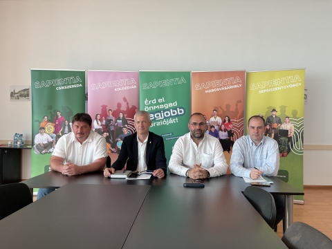 �rd el �nmagad legjobb verzi�j�t! � startol a felv�teli a Sapienti�n - �rd el �nmagad legjobb verzi�j�t! � startol a felv�teli a Sapienti�n

A Sapientia Erd�lyi Magyar Tudom�nyegyetem j�nius 24-től kezdődően megnyitotta a felveteli.sapientia.ro online fel�let�t, itt iratkozhatnak az egyetemre azok az �rdeklődők, akik 2022 ősz�től az int�zm�nyben szeretn�k megkezdeni tanulm�nyaikat. Az egyetemen id�n ny�ron 31 alapk�pz�sen 1115 helyet, m�g 13 mesterk�pz�sen 316 helyet hirdet, a t�rsadalomtudom�nyok, hum�ntudom�nyok, műv�szet, műszaki- �s agr�rtudom�nyok, matematika �s term�szettudom�nyok ter�let�n biztos�tva magyar nyelvű tov�bbtanul�si lehetős�get. A felv�teliről sz�l� sajt�t�j�koztat�n az egyetem rektora mellett a karok vezetői mutatt�k be k�pz�sk�n�latukat az iratkoz�si időszak kezdőnapj�n.

�rd el �nmagad legjobb verzi�j�t! � ez a k�zponti �zenet a felv�telizők fel� 2022-ben. Az egyetem seg�ts�get jelent az �nmegval�s�t�s folyamat�ban: szakmai tud�st, fejlőd�si lehetős�geket �s di�kbar�t, modern, j�l felszerelt k�rnyezetet ny�jt a hallgat�inak, ahol b�tran bontogathatj�k sz�rnyaikat. �A Sapientia nemcsak j�vendőbeli hallgat�it biztatja �nmaguk fejleszt�s�re, hanem maga is t�rekszik legjobb verzi�j�nak el�r�s�re� � emelte ki dr. Tonk M�rton rektor a felv�teli időszak megkezd�sekor tartott sajt�t�j�koztat�n. Ennek j�l l�that� eredm�nye a tavaszi int�zm�nyi akkredit�ci�s felm�r�sen elnyert legmagasabb szakmai besorol�s, a kiemelt bizalmi minős�t�s (�grad de �ncredere ridicat�).

A Sapientia n�gy erd�lyi v�rosban, Cs�kszered�ban, Kolozsv�ron, Marosv�s�rhelyen �s Sepsiszentgy�rgy�n ny�jt oktat�si k�n�latot. Az online iratkoz�s m�r j�nius 24-�n elstartolt: egy mobilbar�t, online fizet�st is lehetőv� tevő fel�leten, a felveteli.sapientia.ro honlapon v�laszthatj�k ki a nekik tetsző szako(ka)t a felv�telizők. B�r folyamatosan emelkednek az �rak mindenhol, az egyetem k�l�n figyelmet ford�t arra, hogy tov�bbra is hozz�f�rhető, megfizethető anyanyelvű oktat�st ny�jtson. A helyek k�zel 50%-a tand�jmentes, emellett a k�lts�g-hozz�j�rul�sos helyek eset�ben 250�450 eur� k�z�tt mozog az egy �vre fizetendő �sszeg, m�g a teljes tand�jas helyek eset�ben az �ves d�j 500�750 eur�. A beiratkoz�si d�j 50-től 100 lejig terjed, a v�lasztott szakir�ny f�ggv�ny�ben. Emellett k�l�nb�ző �szt�nd�jakra �s bentlak�shelyekre is p�ly�zhatnak a hallgat�k, hogy m�g kisebb legyen az anyagi teher.
A Cs�kszeredai Karon id�n 13 alapk�pz�si �s 5 mesterk�pz�si szakra lehet online iratkozni j�lius 19-ig. Hum�ntudom�nyi, gazdas�gtudom�nyi, t�rsadalomtudom�nyi �s m�rn�ki tudom�nyi �gazatok k�z�l lehet v�lasztani, egy komfortos �s biztons�g�rzetet ny�jt� fel�j�tott �p�letben tanulhatnak az �rdeklődők. A sajt�t�j�koztat� keret�ben dr. L�z�r Ede, a kar d�k�nja kiemelte, �a Sapientia EMTE �ltal�nos �szt�nd�jrendszere mellett k�l�nb�ző egyetemi �s k�lső szervezetek �ltal felaj�nlott �szt�nd�jakra is lehet p�ly�zni a j�l teljes�tő �s szoci�lisan r�szorul� hallgat�kat � ilyen p�ld�ul a Magyar Nemzeti Bank �szt�nd�ja�. Azokat is iratkoz�sra biztatta a d�k�n, akik egy m�r elv�gzett alapszak ut�n gondolkodnak mesteri diploma megszerz�s�n, hogy b�tran jelentkezzenek a Sapientia k�pz�seire.

A Kolozsv�ri Karon 5 alapk�pz�si szakra �s 4 mesterire hirdetnek ny�ron felv�telit, hiszen az idei �vtől elindul az egy�ves időtartam� Jog�sz �letp�ly�k mesteri szak is. A sajt�t�j�koztat�n dr. Szenkovics Dezső d�k�n elmondta, minden k�pz�si ir�nyon egy modern, j�l felszerelt �s fejlődő k�rnyezetben tanulhatnak a hallgat�k: a filmez�s-fot�z�s ir�nt �rdeklődőket v�rja a filmst�di�, a t�ncműv�szeti k�pz�sre jelentkezők a volt Melody sz�ll� �p�let�ben pr�b�lhatj�k ki a t�nctermet. A k�rnyezettudom�ny szakosok pedig korszerűen felszerelt laborokban k�s�rletezhetnek, kutathatnak, a nemzetk�zi kapcsolatosokat szakki�ll�t�sok �s előad�sok sora v�rja, a jog�szok pedig perszimul�ci�s teremben k�sz�lhetnek szakm�juk v�gz�s�re. Az online iratkoz�s a karon szakt�l f�ggően j�lius 12�20. k�z�tt z�rul, �gy �rdemes alaposan megvizsg�lni a kari honlapon a felv�teli napt�rt.

A Marosv�s�rhelyi Kar k�t k�pz�si helysz�n�n 13 alapk�pz�sre �s 4 mesterk�pz�s�re lehet online iratkozni j�lius 19-ig, ezek a ford�t� �s tolm�cs, kert�szm�rn�ki, kommunik�ci� �s k�zkapcsolatok, k�zeg�szs�g�gyi szolg�ltat�sok �s politik�k, illetve műszaki szakcsoportba oszthat�ak (ut�bbi a legt�gabb, ezen bel�l 6 tanulm�nyi programra lehet jelentkezni). Dr. Domokos J�zsef d�k�n a sajt�t�j�koztat�n kiemelte, hogy a nemr�g lezajlott akkredit�ci�s folyamat sor�n 4 műszaki k�pz�st �jra felm�rtek, ezek mind megőrizt�k akkredit�lt st�tusukat. Elmondta azt is, a karhoz tartoz� szakk�n�latb�l kettő kihelyezett k�pz�s: az erdőm�rn�ki, illetve az id�n akkredit�lt agr�rm�rn�ki szakra iratkoz�k a Sepsiszentgy�rgyi Tanulm�nyi K�zpontban tanulhatnak, ahol az egyetemi �p�let mellett 21 hekt�r saj�t tangazdas�g �s 100 hekt�r mag�nk�zben l�vő f�ldter�let ad helysz�nt a szakma gyakorl�s�nak.

A Sapientia EMTE felv�telij�re sz�ks�ges iratok list�ja, a felv�teli t�j�koztat� �s minden fontos inform�ci� megtal�lhat� az egyetem �j, dinamikus �s mobilbar�t www.sapientia.ro honlapj�n a Felv�telizőknek men�pontban.


A Sapientia EMTE szakk�n�lata


CS�KSZEREDAI KAR 

Alapk�pz�s
Agr�r- �s �lelmiszeripari gazdas�g szak (20 tand�jmentes, 10 k�lts�g-hozz�j�rul�sos hely)
�ltal�nos k�zgazdas�g szak (20 tand�jmentes, 10 k�lts�g-hozz�j�rul�sos hely)
K�nyvel�s �s gazd�lkod�si informatika szak (25 tand�jmentes, 25 k�lts�g-hozz�j�rul�sos hely)
Marketing szak (15 tand�jmentes, 15 k�lts�g-hozz�j�rul�sos hely)
Gazdas�gi informatika szak (20 tand�jmentes, 10 k�lts�g-hozz�j�rul�sos hely)
Rom�n nyelv �s irodalom � angol nyelv �s irodalom szak (16 tand�jmentes, 14 k�lts�g-hozz�j�rul�sos hely)
Vil�g- �s �sszehasonl�t� irodalom � angol nyelv �s irodalom szak (16 tand�jmentes, 14 k�lts�g-hozz�j�rul�sos hely)
G�nseb�szet szak (16 tand�jmentes, 9 k�lts�g-hozz�j�rul�sos hely)
Turisztikai m�rn�k-menedzser szak (16 tand�jmentes, 14 k�lts�g-hozz�j�rul�sos hely)
Szociol�gia szak (10 tand�jmentes, 15 k�lts�g-hozz�j�rul�sos hely)
Hum�nerőforr�s szak (10 tand�jmentes, 15 k�lts�g-hozz�j�rul�sos hely)
Kommunik�ci� �s PR szak (16 tand�jmentes, 34 k�lts�g-hozz�j�rul�sos hely)
�lelmiszeripari m�rn�k szak (22 tand�jmentes, 18 k�lts�g-hozz�j�rul�sos hely)

Mesterk�pz�s
Ford�t� �s tolm�cs szak (12 tand�jmentes, 4 k�lts�g-hozz�j�rul�sos hely)
Vezet�s �s szervez�s szak (20 tand�jmentes, 10 k�lts�g-hozz�j�rul�sos hely)
Alkalmazott k�zgazdas�gtan �s p�nz�gy szak (20 tand�jmentes, 10 k�lts�g-hozz�j�rul�sos hely)
Fenntarthat� biotechnol�gi�k szak (12 tand�jmentes, 8 k�lts�g-hozz�j�rul�sos hely)
Kommunik�ci� �s k�zkapcsolatok szak (26 tand�jmentes, 24 k�lts�g-hozz�j�rul�sos hely)


KOLOZSV�RI KAR 

Alapk�pz�s
Filmműv�szet, fot�műv�szet, m�dia szak (12 tand�jmentes, 13 k�lts�g-hozz�j�rul�sos hely)
Jog szak (20 tand�jmentes, 10 k�lts�g-hozz�j�rul�sos hely)
K�rnyezettudom�ny szak (13 tand�jmentes, 12 k�lts�g-hozz�j�rul�sos hely)
Nemzetk�zi kapcsolatok �s eur�pai tanulm�nyok szak (23 tand�jmentes, 7 k�lts�g-hozz�j�rul�sos hely)
T�ncműv�szet szak (10 tand�jmentes, 5 k�lts�g-hozz�j�rul�sos hely)

Mesterk�pz�s
Diplom�cia �s interkultur�lis tanulm�nyok szak (8 tand�jmentes, 7 k�lts�g-hozz�j�rul�sos hely)
Filmtudom�ny szak (10 tand�jmentes, 5 k�lts�g-hozz�j�rul�sos hely)
Jog�sz �letp�ly�k szak (10 tand�jmentes, 10 k�lts�g-hozz�j�rul�sos hely)
K�rnyezetv�delem �s monitoring szak (7 tand�jmentes, 3 k�lts�g-hozz�j�rul�sos hely)


MAROSV�S�RHELYI KAR

Alapk�pz�s
Ford�t� �s tolm�cs szak (20 tand�jmentes, 30 tand�jas hely)
Kert�szm�rn�ki szak (15 tand�jmentes, 30 k�lts�g-hozz�j�rul�sos, 5 teljes tand�jas hely)
T�j�p�t�szet szak (12 tand�jmentes, 20 k�lts�g-hozz�j�rul�sos, 8 teljes tand�jas)
Kommunik�ci� �s k�zkapcsolatok szak (15 tand�jmentes, 25 k�lts�g-hozz�j�rul�sos, 10 tand�jas hely)
K�zeg�szs�g�gyi szolg�ltat�sok �s politik�k szak  (15 tand�jmentes, 25 k�lts�g-hozz�j�rul�sos hely)
Automatika �s alkalmazott informatika szak (20 tand�jmentes, 20 k�lts�g-hozz�j�rul�sos hely)
G�p�szm�rn�ki szak (15 tand�jmentes, 25 k�lts�g-hozz�j�rul�sos hely)
Infokommunik�ci�s h�l�zatok �s rendszerek (t�vk�zl�s) szak (15 tand�jmentes, 15 k�lts�g-hozz�j�rul�sos, 10 teljes tand�jas hely)
Informatika szak (25 tand�jmentes, 25 k�lts�g-hozz�j�rul�sos, 10 teljes tand�jas hely)
Mechatronika szak (25 tand�jmentes, 25 k�lts�g-hozz�j�rul�sos hely)
Sz�m�t�stechnika szak (20 tand�jmentes, 25 k�lts�g-hozz�j�rul�sos hely)
Agr�rm�rn�ki szak � Sepsiszentgy�rgy (25 tand�jmentes, 5 k�lts�g-hozz�j�rul�sos hely)
Erdőm�rn�ki szak � Sepsiszentgy�rgy (25 tand�jmentes, 5 k�lts�g-hozz�j�rul�sos hely)

Mesterk�pz�s
Fejlett mechatronikai rendszerek szak (15 tand�jmentes, 15 tand�jas hely)
N�v�nyorvos szak (15 tand�jmentes, 5 tand�jas hely)
Sz�m�t�g�pes ir�ny�t�si rendszerek szak (15 tand�jmentes, 15 tand�jas hely)
Szoftverfejleszt�s szak (15 tand�jmentes, 15 tand�jas hely)

A sajt�t�j�koztat�n k�sz�lt fot�n balr�l jobbra �l: dr. L�z�r Ede d�k�n (Cs�kszeredai Kar), dr. Tonk M�rton rektor, dr. Szenkovics Dezső d�k�n (Kolozsv�ri Kar), dr. Domokos J�zsef d�k�n (Marosv�s�rhelyi Kar).