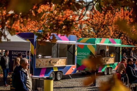 �nk�ntess�g - L�gy tagja a Ragyog�k csapat�nak a Veszpr�m-Balaton r�gi�ban 2022 j�lius 11 �s 31 k�z�tt - �nk�ntess�g - L�gy tagja a Ragyog�k csapat�nak a Veszpr�m-Balaton r�gi�ban 2022 j�lius 11 �s 31 k�z�tt!

�nk�ntesk�nt r�szt venni a programban hozz�seg�t, hogy a VEB2023 EKF csal�dj�ba tartozz �s hozz�j�rulj, hogy megval�suljon valami fantasztikus �s felejthetetlen dolog VELED itthon, a Veszpr�m-Balaton r�gi�ban.

A program �nk�ntesek�nt m�s szemmel n�zheted a programokat, �lheted �t az esem�nyeket. R�szese lehetsz egy olyan �veken �t tart� �lm�nynek, amely rendk�v�li hat�ssal lesz az �letedre.

Lehetős�g - K�l�nleges lehetős�g, hogy �j bar�tokat, kapcsolatokat, ismerets�geket szerezz.

Tanul�s - Sokat tanulhatsz magadr�l, m�sokr�l, kultur�lis �rt�kekről, �j ismereteket szerezhetsz.

Aktivit�s - Lak�helyed, t�rs�ged k�z�ss�g�nek akt�v, hasznos tagja leszel.

�lm�ny - Rengeteg sz�rakoz�s, �lm�ny, eml�kezetes pillanat r�szese lehetsz. Nevess m�sokkal, tal�lkozz �j emberekkel, fedezd fel �s osztozz a felejthetetlen �lm�nyeken! 

Amit mi adunk: megfelelő felk�sz�t�s a feladat elv�gz�s�re az esem�ny előtt; feladatk�rh�z illeszkedő ell�t�s; feladat elv�gz�s�hez sz�ks�ges eszk�z�k; izgalmas rendezv�nyeken val� r�szv�tel lehetős�ge.

Az �nk�ntesekkel az �nk�ntes szerződ�seket megk�tni, illetve az ezzel kapcsolatos adatokat kezelni a Veszpr�m-Balaton R�gi� Kult�r�j��rt K�zalap�tv�ny fogja, mely a Veszpr�m-Balaton 2023 Zrt. strat�giai partnere.

Ha leadtad regisztr�ci�dat, de a k�sőbbiekben szeretn�d visszavonni, azt a k�vetkező el�rhetős�gen megteheted: onkentes@helloragyogok.hu

�j �nk�ntesek kerestetnek!
Rengeteg szuper lehetős�g ad�dik a ragyog�sra jobbn�l jobb programokon �s esem�nyeken, mint p�ld�ul:
Gizella Napok
Magyar Mozg�k�p Fesztiv�l
Veszpr�mi Utcazene Fesztiv�l
Jutasi Piknik
Romkoncertek

Jelentkezzetek Ragyog�k �nk�nteseink sor�ba; egy szuper csapat tagjak�nt ragyoghattok.
Ne habozz! Ragyogj! 

Aktu�lis �nk�ntes lehetős�gek:
- Magyar Mozg�k�p Fesztiv�l (j�nius 9. - j�nius 12.) - Ha szereted a filmeket �s r�szese lenn�l egy hatalmas filmfesztiv�l megval�s�t�s�nak

- K�lf�ldi �nk�ntesekkel k�z�s programokban val� r�szv�tel (j�lius 11. - j�lius 31.) - J�l besz�lsz idegennyelveket? Sz�vesen �p�ten�l nemzetk�zi kapcsolatokat? Akkor ez a lehetős�g Neked sz�l!

Veszpr�mi Utcazene Fesztiv�l (j�lius 20. - j�lius 23.) - Szereted a zen�t? B�rod az �jszakai �letet? Szeretn�l betekinteni a kulissz�k m�g� �s egy klassz csapathoz tartozni? K�v�ncsi vagy egy zenekar �let�re munka k�zben? Itt a helyed!

Romkoncertek (j�nius 26.; j�lius 31.; augusztus 28.) - Egy �jabb zenei program koncertkedvelő, �nk�nteskedni v�gy�k sz�m�ra!

Jutasi Piknik (szeptember 23. - szeptember 25.) - Csal�dias esem�ny a Jutasi lak�telepen.

Ak�r helyi vagy, ak�r nem, ha szereted a csal�dias jellegű szabadt�ri programokat, jelentkezz!

https://veszprembalaton2023.hu/en
https://veszprembalaton2023.hu/oldal/onkentesseg