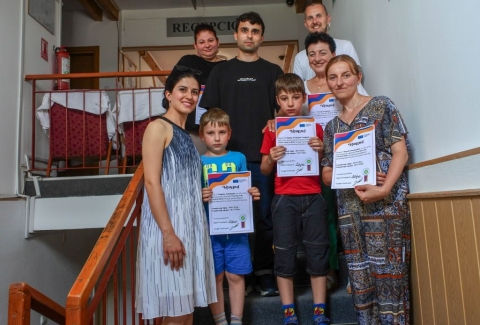 V�get �rt a harmadik �rm�ny t�rsalg�si klub - A Z�ld Nap Egyes�let harmadik alkalommal szervezte meg a n�gy h�napig tart� d�jmentes �rm�ny t�rsalg�si klubot a k�zdiv�s�rhelyi Sportsz�ll� T�rsalg�j�ban. Vid�man �s sok nevet�ssel telt el az alkalmank�nti egy �ra, melynek egyetlen r�szv�teli felt�tele az alapfok� angol nyelvismereti k�szs�g volt. Az esem�nyen k�sz�lt fot�k megtekinthetőek az egyes�let Facebook adatlapj�n.

Az �rm�ny csevegő klub �ltal a jelenl�vők elsaj�t�tott�k a nyelv alapjait (�b�c�, bemutatkoz�s, hasznos mondatok), nem form�lis nevel�sben r�szes�ltek �nekek, rajzfilmek, kisfilmek �s sok m�s �rdekes m�dszer �ltal. Elt�rő v�lem�nyek vannak arr�l, hogy hogyan is lehet a leghat�konyabban megismerni �s elsaj�t�tani egy nyelvet. De abban mindenki egyet�rt, hogy elsősorban gyakorolni �s besz�lni kell. Ahhoz, hogy helyesen megtanulj t�r�k�l sz�ks�g van egy pici nyelvtanra is. Att�l volt k�l�nleges ez a klub, hogy itt nagy hangs�ly volt fektetve a megfelelő mennyis�gű �rm�ny t�rsalg�sra. Az ingyenes �r�kat a Heal the earth, reloaded edition projekt ESC �nk�ntesei Davit Mamulyan �s Lilit Araqelyan tartotta. Akiknek hab�r nem volt tapasztalatuk a nyelvtan�t�sban igaz�n t�rekedtek arra, hogy seg�ts�k a r�sztvevőket. Az interakt�v foglalkoz�sok kommunikat�v, konstrukt�v m�don t�rt�ntek, az esetleges nyelvtani hib�kat a tev�kenys�gek ut�n k�z�sen besz�lt�k meg, valamint arra is t�rekedtek, hogy a jelenl�vők maguk j�jjenek r� a helyes megold�sra.

A projektet az Eur�pai Szolidarit�si Test�let �s a helyi Sportiroda t�mogatja.

Szerző: R�duly Attila

Fot�: M�rton Fanni-B�borka 