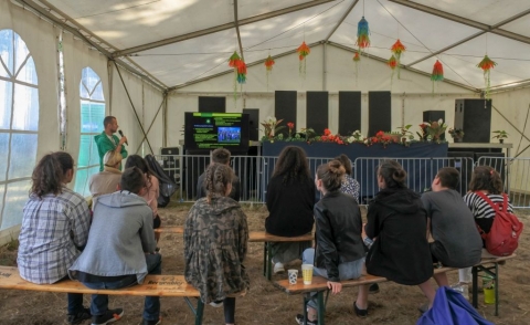 Az �nk�ntess�gről tartottak előad�st �s egy standdal is jelen voltak az Empty Fesztiv�lon - 2022. j�lius 7-10 k�z�tt a Magyar Ifjak K�zdisz�k�rt (MIK) partnereivel kar�ltve harmadik alkalommal szervezte meg az Empty Fesztiv�lt Fortyog�f�rdőn, melyre a k�zdiv�s�rhelyi Z�ld Nap Egyes�let is megh�v�st kapott. H�rom napon kereszt�l egy z�ld napos standot műk�dtetve, vas�rnap d�lut�n pedig egy �r�s vet�tettk�pes bemutat�t tartva a hazai �s nemzetk�zi �nk�ntess�gről tett�k sz�nesebb� a fesztiv�lt. Az esem�nyen k�sz�lt fot�k az egyes�let Facebook oldal�n tekinthetőek meg.

Amint a szervezők megfogalmazt�k az id�n is igyekeztek �gy alak�tani a programokat, hogy minden koroszt�lyt megsz�l�tson. Akik felkerest�k a Z�ld Nap standot kitűnően sz�rakoztak, kreativit�suknak adva teret. N�pszerűnek bizonyultak a logikai �s k�szs�gfejlesztő j�t�kok, mint p�ld�ul a jap�n mokuru, a k�l�nb�ző m�retű kendama labd�k, k�rtyaj�t�kok �s a sakk is. A z�ldnaposok a felnőttekre is gondolv�n a k�rnyezettudatos j�t�kok mellett tan�csad�ssal, bring�s teszttel, a leg�jabb kiadv�nyok ismertet�s�vel �s az Eur�pai Szolidar�t�si Test�let (ESC) n�pszerűs�t�s�vel v�rt�k a t�bb tucat jelenl�vőt. T�bbek k�z�tt itt volt lehetős�g a trimeszterenk�nt megjelenő az �nk�ntesek �ltal szerkesztett angol ESC times-t �s a magyar nyelvű 'Z�ld Napok' �js�g leg�jabb nyelvű p�ld�ny�t is lapozgatni. 

A fesztiv�l lehetős�get ny�jtott az arra l�togat� fiataloknak, nem csak a sz�rakoz�sra, hanem az akt�v kikapcsol�d�sra is, hiszen sz�mos előad�son vehettek r�szt az erre a c�lra kihelyezett K�zt�r s�tor alatt. Vas�rnap d�lut�n a Z�ld Nap Egyes�let is megh�v�st kapott, hogy besz�ljen a t�boroz�knak a hazai �s nemzetk�zi �nk�ntess�gről, mely az egyes�let mindennapjait k�pezi. Az ismertetőt a tizenh�rom �ves szervezet fontosabb esem�nyeinek bemutat�j�val kezdt�k a z�ld naposok k�l�n kiemelve a szakmai gyakorlat programot �s az Eur�pai Szolidarit�si Test�let programot, melynek c�lja a fiatalok �nk�ntes t�rsadalmi tev�kenys�gekben val� r�szv�tel�nek t�mogat�sa Eur�p�ban �s azon k�v�l. Az előad�s r�sztvevői ugyanakkor k�rd�seket int�zhettek a szervezet t�r�k-, �s �rm�nyorsz�gi ESC �nk�ntes�hez is, akik a Heal the earth, reloaded edition projekt keret�n bel�l teljes�tik �nk�ntes szolg�latukat a c�hes v�rosban. 

A Z�ld Nap Egyes�let csapata k�sz�ni ez�ttal is a lehetős�get Erős Rudolf főszervezőnek.

Szerző: R�duly Attila

Fot�: M�rton Fanni-B�borka �s Fozocos George