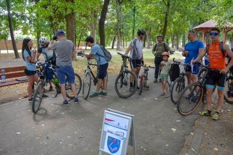 Nyolcadszor szervezt�k meg a n�pszerű bring�s kincskeres�st - A Z�ld Nap Egyes�let j�lius 16-�n nyolcadik alkalommal szervezte meg az Elem�r a Nemer�n ker�kp�ros kincskeres�st a Nemere �tj�n. A szombati esem�nyre 15 csapat 49 fővel nevezett be. A rendezv�ny hosszabb �tvonala 40 km-es a r�videbb pedig 30 km-es t�vlatban volt felt�rk�pezve, k�zt�k az al�bbi telep�l�seket �rintve: K�zdiv�s�rhely, K�zdiszentl�lek, K�zdiszentkereszt, B�lafalva, Esztelnek - Kurtapatak - K�zdiv�s�rhely. A kincskereső biciklit�r�n k�sz�lt fot�k az egyes�let Facebook oldal�n tekinthetőek meg.

A bring�sok nemcsak a sport rejtelmeivel, hanem a term�szet sz�ps�geivel, a telep�l�sek kultur�lis-�s egyedi kincseivel, valamint a k�z�ss�g seg�tők�szs�g�vel is tal�lkozhattak. A v�ltozatos, koroszt�lyt�l f�ggetlen h�rom-n�gy fős csapatok �ltal a ker�kp�roz�knak megadatott az a lehetős�g, hogy a h�tk�znap mindennapjaib�l elszakadjanak �s �j kapcsolatokat, bar�tokat alak�tsanak ki. Megtapasztalhatt�k, hogy csapatban igen is j� egy�ttműk�dni, seg�teni, b�tor�tani egym�st, amikor kih�v�s el� ker�l az ember, (f�ggetlen�l att�l, hogy az-az adott szem�ly bar�t, ismerős vagy egy teljesen ismeretlen szem�ly.)

A ker�kp�ros kincskeres�s az id�n is csal�d-, gyerekbar�t rendezv�ny volt, v�ltozatos feladatokkal. A feladatok �ssze�ll�t�s�n�l elsődleges szempont az volt, hogy a benevezettek megismerj�k a telep�l�sek kultur�lis-(v�rosn�z�s, k�rutaz�s), term�szeti- adotts�gait, betekint�st nyerjenek a kisebb- nagyobb k�z�ss�gekbe, valamint inform�ci�kkal gazdagodhassanak. 

D�jaz�s szempontj�b�l, az id�n is az nyert aki min�l t�bb feladatot teljes�tett �s min�l t�bb �kincset� tal�lt meg. A tizen�t csapatb�l az al�bbi h�rom csapat teljes�tett a legt�bb pontot. A legkitart�bbnak �s a leg�gyesebbnek a 10-es kulcs (Gocz Attila, P�l Botond �s J�zsa Levente) csapat 40.5 ponttal győz�tt. M�sodik helyez�st �rt el a �848� csapat (Szab� Attila. Bal�zs Attila �s az �rm�nyorsz�gi Davit Mamulyan). A k�pzeletbeli dobog� harmadik fok�ra az Anan�sz nevű csapat �llt fel, melynek tagjai Imre Szabolcs Istv�n, Szab� Alp�r, Straua Med�rd, Orb�n Zs�fia �s Orb�n L�szl� voltak. Az esem�ny kabalafigur�j�t a rendezv�ny legfiatalabb r�sztvevője a mind�ssze �t �ves Orb�n Zs�fia vihette haza. A nyertesek biciklitartoz�kokat, b�gr�ket, trik�kat, k�nyveket, �rmeket, okleveleket �s egy�b apr�s�gokat tudhattak maguk�nak. A d�jaz�st k�vetően est�be ny�l� bar�ti besz�lget�sekkel z�rult az esem�ny. 

A bringat�ra t�mogat�i: Kov�szna Megye Tan�csa, Bethlen G�bor Alapkezelő Zrt, a Senso Kft �s az Eur�pai Szolidarit�si Test�let volt. Ugyanakkor a szervezők ez�ton gratul�lnak �s mondanak k�sz�netet  minden r�sztvevőnek a kitart�suk�rt, t�mogat�suk�rt. Tal�lkozunk j�vőben is!

Szerző: M�rton Fanni-B�borka

Fot�: Nane Sahakyan �s Bal�zs Attila