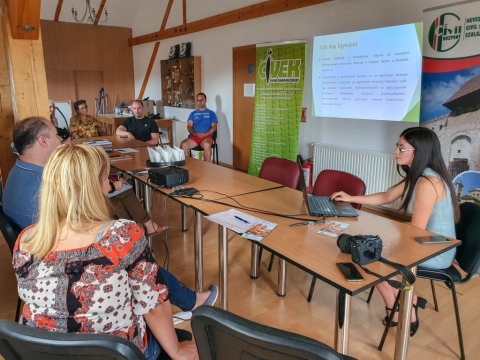 jabb kerekasztal beszlgetsre kerlt sor - Jlius 18-n civil kerekasztal beszlgetst szervezett a Civilek Hromszkrt Szvetsg (CIVEK) partnersgben a Zld Nap Egyeslettel. A tallkozn tizenkt civilszervezeti kpviselő vett rszt, jelen volt Jordn Pter a Heves Megyei Civil Kzpont vezetője, NEA Tancstag, Nagy-Koncsik Katalin - Heves Megyei Civil Kzpont irodavezető s Rausz Zsolt referens is. A fotk a Zld Nap Egyeslet Facebook oldaln megtekinthetőek!

A jelenlvőket hzigazdaknt Kocsis Zoltn a Sportiroda vezetője ksznttte. Rduly Attila a CIVEK elnke rviden ismertette az esemny cljt s a rvid pr mondatos bemutatkozsokat kvetően el is kezdődtt a msfl rs szakmai beszlgets. A tallkoz kzpontjba a Nemzeti Egyttműkdsi Alap (NEA) plyzati kirs llt de egyeztettek jabb egyttműkdsi lehetősgekről is. A beszlgets formlisabb keretek kztt folytatdott s rtrtek a tulajdonkppeni napirendi pontokra, kiemeltkppen a CIVEK ltal jra meghirdetett az v Civil Szervezete, illetve az v nkntese plyzatra s a DigiON nevű partnersgi projektre, melynek ismertetsről Mrton Fanni-Bborka a Zld Nap Egyeslet tagja tartott egy vettett kpes bemutatt.  

A htfői kerekasztal beszlgets msodik felben a Heves Megyei Civil Kzpont munkatrsai osztottak meg szmos hasznos informcit a civil szervezet kpviselőkkel az oktberben megjelenő NEA plyzatok kapcsn. Rausz Zsolt s Jordn Pter felhvtk a jelenlvők figyelmet a plyzati kirs pontos megrtsre, gyakran előfordul, hogy a plyztat ltal killtott űrlap kitltse sem teljes. Ugyanakkor ismertettk, hogy első plyzknt klhoni szervezetek szmra konzorciumban lehet csak benyjtani a plyzatot.   

A tallkoz sikeresnek bizonyult s megszervezsnek hagyomnyt fenntartja a CIVEK vezetősge az elkvetkezendőkben is. Ksznjk mindenkinek a rszvtelt!