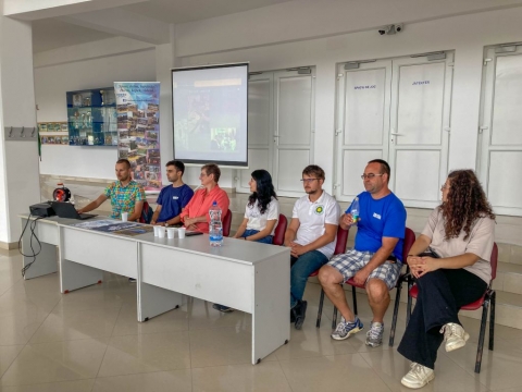 Ki�rt�kelt�k a Heal the earth, reloaded edition (Gy�gy�tsd meg a F�ldet, �jra t�ltve) projektet - A Z�ld Nap Egyes�let h�tfőn (augusztus 22) ki�rt�kelő sajt�t�j�koztat�t tartott a szervezet �ltal lebonyol�tott Heal the earth, reloaded edition projektről. A t�bb mint m�sf�l �vet tart� program legfőbb c�lja volt, hogy kialak�tson az emberekben �s a t�rsadalom eg�sz�ben egy �j k�rnyezettel kapcsolatos viselked�smint�t. Ugyanakkor előseg�teni azt a felismer�st, hogy a gazdas�gi, t�rsadalmi �s �kol�giai jelens�gek egym�ssal k�lcs�n�s f�gg�sben vannak, nem al�-f�l�rendelts�gi, hanem mell�rendelts�gi viszonynak kellene lennie k�z�tt�k. A projekt m�sodlagos c�lja, hogy a fogyaszt�i t�rsadalom tudat�ban legyen �letm�dja k�vetkezm�nyeinek �s tiszt�n l�ssa, hogyan is �lhet k�rnyezettudatos �letm�dot. A t�j�koztat�n k�sz�lt fot�k megtekinthetők az egyes�let Facebook oldal�n.

A c�hes v�rosban ez volt a kilencedik ilyen jellegű projekt, melyben 5 k�lf�ldi �nk�ntes (1 gr�z, 1 t�r�k �s 3 �rm�ny) v�gezte el az �nk�ntes szolg�lat�t az Eur�pai Szolidarit�si Test�let r�szt�mogat�s�val. R�duly Attila egyes�leti eln�k, Balogh �kos �s Kis Emese az ESC �nk�ntesek mentorai di�h�jban �ssze�foglalt�k az elm�lt �v eredm�nyeit. Az eln�k arr�l is besz�molt, hogy ebben a projektben is sz�mos partnerszervezettel (p�ld�ul a k�zdiv�s�rhelyi Sportiroda, a Kendu Egyes�let, a k�zdiv�s�rhelyi Nők Egyes�let, a Kov�szna Megye Hullad�kgazd�lkod�si Egyes�let) �s tanint�zm�nnyel (a Bod P�ter Tan�t�k�pző, a k�zdiv�s�rhelyi Moln�r J�zsi�s-, Tur�czi M�zes-, Petőfi S�ndor Gimn�ziumok) dolgoztak egy�tt, k�z�tt�k is az egyik leghat�konyabban �s legeredm�nyesebben Kocsis Zolt�nnal, a sportiroda vezetőj�vel. A sportcsarnokban műk�dő asztalitenisz-iskola tev�kenys�g�be a z�ld napos �nk�ntesek is beseg�tettek, �gy a kisgyermekek sportol�s k�zben angolul is tanulhattak. A k�zdiv�s�rhelyi z�ldek szok�s szerint k�l�n�s figyelmet ford�tottak az Eur�pai Szolidarit�si Test�let (ESC) �ltal k�n�lt lehetős�gek n�pszerűs�t�s�re. Ugyanakkor a projekt mag�ba foglalta a Z�ld Nap Egyes�let �ltal szervezett m�r hagyom�nyosnak tűnő esem�nyek lebonyol�t�s�t, nemzeti estek, mozg� d�lut�nok �s k�l�nb�ző t�rsalg�si klubok szervez�s�t is.

'�gy gondoljuk az elm�lt �vekhez hasonl�an egy �jabb sikeres időszakot hagytunk magunk ut�n, az �rm�nyorsz�gi Davit Mamulyan, Nane Sahakyan, Lilit Araqelyan �nk�ntesek �j ismeretekkel gazdagodtak, amelyek a j�vőben csak előny�kre v�lhatnak. Nyelveket tanultunk, t�bb sz�z embert megmozgat� rendezv�nyeket szervezt�nk a megye k�l�nb�ző ter�letein �s nem utols� sorban pedig sz�mos �j partners�get k�t�tt�nk k�l�nb�ző int�zm�nyekkel.' - �rt�kelte a projekt koordin�tora. Kis Emese, mentor az al�bbi gondolatokat fogalmazta meg: '�r�mmel v�llaltam Lilit Araqelyan �rm�ny �nk�ntes egy �ves itt tartoz�d�sa alatt a mentors�got. A k�z�s programjaink ideje alatt, legt�bbsz�r a k�t t�rsa Davit Mamulyan, Nane Sahakyan is vel�nk volt, �gy �n is sokat tanulhattam az �rm�ny kult�r�r�l, hagyom�nyokr�l �s nem utols� sorban �rm�nyorsz�g sz�ps�g�ről. Az elm�lt egy �vben a k�z�s kir�ndul�saink alatt megismerhett�k Sz�kelyf�ld helyt�rt�neti �s kultur�lis �rt�keit, �gy v�rakat, m�zeumokat, term�szetv�delmi ter�leteket kerest�nk fel, de r�szt vett�nk a Sz�kely Szabads�g Napj�n a k�szoni őrtűzgy�jt�son is, ami nagyon nagy �lm�ny volt mindannyiunk sz�m�ra. Tov�bb� a l�nyok, f�l�ven �t, �r�mmel vettek r�szt nemezelő �s m�zes pog�csak�sz�tő k�zműves foglalkoz�sokon is. Ezek mellett, esti k�z�s besz�lget�sekkel enyh�tett�k, az itt tart�zkod�s neh�zs�geit, ahol meg tudtuk besz�lni az esetleges felmer�lő probl�m�kat. �sszes�ben egy tartalmas �vet tudhatunk magunk m�g�tt, ahol mentor/mentor�lt egym�st�l k�lcs�n�sen sokat tanulhatott.'

R�duly Attila a t�j�koztat� v�g�n azt is el�rulta, hogy ősszel �jabb k�lf�ldi �nk�ntesek �rkeznek K�zdiv�s�rhelyre, akik egy �ven kereszt�l seg�tik majd a Z�ld Nap Egyes�let mindennapi tev�kenys�geit.

Fot�: Fozocos George �s Kocsis Vir�g