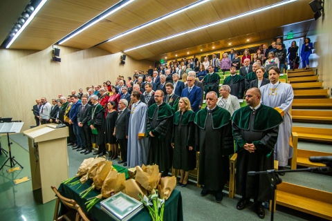 Kolozsv�ron �nnepelte az Egyetem Napj�t id�n a Sapientia - Kolozsv�ron �nnepelte az Egyetem Napj�t id�n a Sapientia

Id�n is megszervezte a m�r hagyom�nyoss� v�lt Egyetem Napja esem�nyt a Sapientia Erd�lyi Magyar Tudom�nyegyetem szombaton, 2022. okt�ber 1-j�n a Kolozsv�ri Kar Hunyadi M�ty�s d�szterm�ben. Az esem�ny keret�ben besz�det mondott Tonk M�rton rektor, Kat� B�la p�sp�k, a Sapientia Alap�tv�ny Kurat�rium�nak eln�ke, valamint Hank� Bal�zs helyettes �llamtitk�r, az Kultur�lis �s Innov�ci�s Miniszt�rium k�pviselője. Bocskai-d�jat vehetett �t Brendus R�ka, a magyarorsz�gi Minisztereln�ks�g Nemzetpolitikai �llamtitk�rs�g�nak főoszt�lyvezetője, tiszteletbeli professzori kinevez�sben r�szes�lt Kov�cs Levente, az �budai Egyetem rektora, valamint Buglya S�ndor Bal�zs B�la-d�jas rendező, �s egy�ttműk�d�si, illetve Makovecz-szerződ�st k�t�tt a Budapesti Metropolitan Egyetem �s a Sapientia EMTE.

A Sapientia Erd�lyi Magyar Tudom�nyegyetem 2001. okt�ber 3-�n nyitotta meg kapuit, �s a 2012-es int�zm�nyi akkredit�ci�t k�vetően a Szen�tus elhat�rozta, hogy az első tan�vnyit� �vfordul�j�t az Egyetem Napj�v� nyilv�n�tja, �s hagyom�nyteremtő c�llal minden �vben meg�nnepeli. �A most megkezdett tan�v sem lesz mentes a kih�v�sokt�l, de ezt is k�nnyed�n fogjuk venni, ahogyan eddig is a k�z�ss�g erej�vel �tk�zd�tt�k magunkat a felmer�lő akad�lyokon, seg�teni fog az az erő, amit az akad�miai k�z�ss�g k�reiben sapis szellemk�nt emleget�nk. Tov�bb fogunk haladni a fejleszt�sek �s a fejlőd�s �tj�n� � hangs�lyozta besz�d�ben Tonk M�rton rektor. Kat� B�la p�sp�k, a Sapientia Alap�tv�ny Kurat�rium�nak eln�ke elmondta, �a Sapientia Erd�lyi Magyar Tudom�nyegyetem fenn�ll�s�nak ideje alatt olyan t�rzzs� tudott v�lni, amely a tud�st anyanyelven k�zvet�ti a hallgat�inak. Az ide felv�telizők megtapasztalhatt�k, hogy igazi t�rsakkal lehet csak teljes �letet �lni�. Hank� Bal�zs helyettes �llamtitk�r besz�d�ben a magyar felsőoktat�si rendszer fontoss�g�ra h�vta fel a figyelmet, hozz�t�ve �a magyar nemzeti k�z�ss�g csak akkor maradhat erős, ha biztos �s cselekvő szellemi holdudvarral rendelkezik, olyannal, mint a Sapientia Erd�lyi Magyar Tudom�nyegyetem�.

A besz�deket k�vetően az Erd�lyi Szaxofon Kvartett h�rom szerző, Roberto di Marino, Pedro Iturralde �s Georg Friedrich H�ndel szaxofonra �t�rt darabjait sz�laltatta meg, majd a hagyom�nyhoz h�ven sor ker�lt az egyetem Szen�tusa �ltal meg�t�lt d�jak �s kit�ntet�sek �tad�s�ra. Elsők�nt a t�z �ve alap�tott Bocskai Istv�n-d�jat adt�k �t, melyet az egyetem Szen�tusa azzal a c�llal hozott l�tre, hogy m�lt�nyolja olyan int�zm�nyen bel�li vagy azon k�v�li szem�lyek munk�j�t, akik d�ntő m�don j�rultak hozz� az int�zm�ny fejlőd�s�hez. A d�jat id�n az egyetem �rdekeinek napi szinten val� �rv�nyes�t�s�ben v�gzett munk�j�nak elismer�sek�nt Brendus R�ka, a magyarorsz�gi Minisztereln�ks�g főoszt�lyvezetője, a Sapientia Alap�tv�ny kur�tora vehette �t. �T�rgyszerűs�g �s l�nyegret�r�s hat�rozza meg, csinnadratt�t�l mentes tenni akar�s �s felelőss�gv�llal�s tűnik ki Brendus R�ka munk�ss�g�b�l� � emelte ki laud�ci�j�ban Tonk M�rton rektor.
Az egyetem id�n k�t tiszteletbeli professzori c�met is �tadott. Kov�cs Levent�t, az �budai Egyetem rektor�t az egyetemen foly� tehets�ggondoz�s �s a műszaki tudom�nyos di�kk�ri konferenci�k t�mogat�sa ter�n, valamint az int�zm�nyeink k�z�tti egy�ttműk�d�sek előseg�t�s�ben v�llalt jelentős szerep��rt t�ntett�k ki. �Egyetemi tan�rk�nt, rektork�nt mindenben �nzetlen�l seg�t, ami az erd�lyi tudom�nyoss�g felemel�s�t, fiataljaink tov�bbtanul�s�t jelenti� � fogalmazott laud�ci�j�ban D�vid L�szl�, a Sapientia EMTE Szen�tus�nak eln�ke. Ugyancsak tiszteletbeli professzori c�met kapott Buglya S�ndor Bal�zs B�la-d�jas rendező, az egyetem M�dia Tansz�k�nek t�rsult oktat�ja, akinek a filmműv�szeti k�pz�s fejleszt�se �rdek�ben v�gzett kiemelkedő sz�nvonal�, elk�telezett szakmai tev�kenys�g�t ismerte el ily m�don a Szen�tus. �Nemcsak tan�ra �s megalapoz�ja volt a filmműv�szet szaknak, hanem a legnehezebb �tt�rő időszakban sem volt olyan d�nt�s, amelynek meghozatal�n�l ne lett volna jelen� � hangzott el a M�dia Tansz�k oktat�i, Pethő �gnes �s Lakatos R�bert �ltal mondott laud�ci�ban.
Kiv�l� oktat�i c�mmel jutalmazta az egyetem Szab� L�szl� Zsolt tansz�kvezetőt a Villamosm�rn�ki Tansz�kről ig�nyes oktat�i �s kutat�i munk�ja, valamint az egyetemi k�z�ss�g �rdek�ben kifejtett sokr�tű tev�kenys�ge elismer�sek�nt. �Erk�lcsi k�teless�gnek tekinti a szakma magas szintű művel�s�t, a mindenkori feladatk�rnek val� minős�gi megfelel�st, �s ez t�kr�ződik oktat�si anyagai kidolgozotts�g�ban, teljes oktat�i hitvall�s�ban� � m�ltatta a d�jazott munk�j�t koll�g�ja, Kelemen Andr�s.

A cerem�nia keret�ben első alkalommal r�szes�ltek rektori dics�retben adminisztr�ci�ban dolgoz� munkat�rsak k�z�l olyanok, akik az előző �vekben kiemelkedő teljes�tm�nyt ny�jtottak. Az elk�vetkezőkben minden �vben n�gy olyan szem�ly kapja meg ezt az elismer�st, akik az Egyetem Napja rendezv�nynek helyet ad� kar, illetve a k�zponti hivatal elk�telezett �s megb�zhat� munkat�rsai. A Rektori Hivatal munkat�rsai k�z�l id�n Bona Emese munka�gyi előad�, valamint Sz�kely Kinga egyetemi titk�r, Neptun-koordin�tor tev�kenys�g�t m�ltatt�k, a h�zigazda Kolozsv�ri Karr�l pedig Dobos Piroska főtitk�r, valamint Moln�r Ferenc, a M�dia Tansz�k labor�nsa �rdemeit emelt�k ki.

A Sapientia EMTE fejleszt�si strat�gi�j�nak egyik fő c�lkitűz�se az int�zm�nyi kapcsolatok erős�t�se, az �nneps�g sor�n �gy egy�ttműk�d�si meg�llapod�s �s Makovecz-szerződ�s megk�t�s�re ker�lt sor a Budapesti Metropolitan Egyetemmel. Az egyezm�nyeket a k�t int�zm�ny k�pviselet�ben Bachmann B�lint �s Tonk M�rton rektor urak �rt�k al�.

https://www.youtube.com/watch?v=q0wt9GGwoug

Fot�: Moln�r Ferenc � Sapientia EMTE