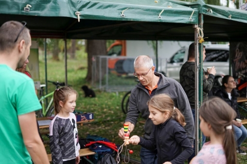 A fortyog�f�rdői Balloon fesztiv�lon p�r�gtek a csal�dok - A fortyog�f�rdői Balloon fesztiv�lon p�r�gtek a csal�dok.

Szeptember 30 - okt�ber 2 k�z�tt az első fortyog�f�rdői Balloon fesztiv�lon p�r�ghettek a csal�dok. A t�bbfordul�s vet�lkedő  c�lja volt a csal�dok �sszekov�csol�sa egy �sszetett program keret�ben, amely egyar�nt fektetett hangs�lyt a sz�rakoz�sra, valamint a mozg�s, k�l�nb�ző sport�gak j�t�kos megismer�s�re, v�grehajt�s�ra �s annak megold�s�ra is.  A rendezv�nyen k�sz�lt fot�k megtekinthetők az egyes�let Facebook oldal�n.

A Z�ld Nap Egyes�let vet�lkedőj�re ez�ttal kilenc csal�d nevezett be (�sszesen 31 szem�ly), akik sikeresen hajtott�k v�gre a sz�mukra kijel�lt v�ltozatosabbn�l v�ltozatosabb feladatokat. A csal�doknak egyes�tve erej�t, tud�s�t, alkot�kedv�t, kicsik �s nagyok k�z�sen egy�ttműk�dve �sszesen hat feladatot kellett időre megoldaniuk. A feladatokban t�bbek k�z�tt megtal�lhat� volt a jenga t�rsasj�t�k, az ugr�k�t�l, akad�lyp�lya, az origami �s k�l�nb�ző fejt�rő is. A helyes megold�sok pontokat jelentettek, amelyek k�zelebb vitt�k a benevezett csapatokat a nyer�shez. Pontegyezős�g eset�n a helyez�sről a m�rt idő sorrendje volt a d�ntő.

A legn�pesebb csal�dnak az 5 tagot sz�ml�l� Tapi csal�d bizonyult. Az első �t csal�d, oklevelek az �rmek mellett egy-egy gazdag aj�nd�kcsomaggal t�rhettek haza. 

A szervezők k�sz�nik a csal�doknak a r�szv�telt, az �nk�nteseknek a seg�ts�g�ket, valamint az X Balloon Transylvania c�gnek a megh�v�st. 

Szerző: R�duly Attila

Fot�: Bal�zs Attila �s Alik Mazmanyan