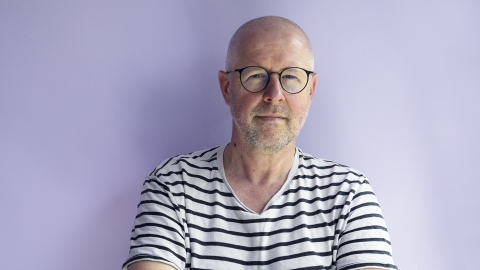 Hath�zi Andr�s kapja id�n a 22-ik Filmtett S�rga Csik� D�jat - Hath�zi Andr�s kapja id�n a S�rga Csik� D�jat

Id�n 11 �ves a S�rga Csik� D�j. Az első erd�lyi magyar j�t�kfilmről elnevezett kit�ntet�st a Filmtett Egyes�let �vente adom�nyozza egy-egy olyan szem�lyis�gnek, aki munk�ss�g�val alkot�k�nt, szakmai p�ldak�pk�nt, oktat�k�nt el�v�lhetetlen �rdemeket szerzett, tev�kenys�g�vel gazdag�tja az erd�lyi magyar filmes kult�r�t, illetve jelentős m�rt�kben seg�ti vagy seg�tette kezdő �s tapasztalt erd�lyi filmesek p�ly�j�nak alakul�s�t. A Filmtettfeszt Erd�lyi Magyar Filmszeml�n �tadott d�j tisztelg�s egy-egy kiv�l� erd�lyi filmes szakember vagy műv�sz tehets�ge �s elhivatotts�ga előtt. A d�jat 2022-ben Hath�zi Andr�s kapja.

Hath�zi Andr�s 1967-ben sz�letett, Brass�ban. Matematikusnak indult, �m egy �v egyetemi k�pz�s ut�n p�ly�ja gy�keres fordulatot vett. Tanulm�nyait abbahagyta, hazament Sepsiszentgy�rgyre, ahol egy �vig szakk�pzetlen munk�s �s beszerző volt, majd a sikeres felv�teli ut�n 1992-ben sz�n�szi diplom�t szerzett a marosv�s�rhelyi Sz�nműv�szeti Akad�mi�n, Lohinszky L�r�nd oszt�ly�ban, amihez t�z �vvel k�sőbb a budapesti SzFE-n megszerezte a DLA-fokozatot.

A 90-es �vekben a Kolozsv�ri �llami Magyar Sz�nh�z t�rsulat�nak volt tagja � jelenleg szabad�sz� sz�nműv�sz �, ezzel egyidőben tan�tani is kezdett a Babeș-Bolyai Tudom�nyegyetemen �s a marosv�s�rhelyi sz�nműv�szeti egyetemen. Az elm�lt k�t �vtizedben volt sz�nh�z-aligazgat�, egyetemi tagozatvezető, d�k�nhelyettes �s szen�tusi tag � jelenleg a Babeș-Bolyai Tudom�nyegyetem Sz�nh�z �s Film Kar�nak professzora.

�rt sz�ndarabot, adapt�ci�t, forgat�k�nyvet, verset, pr�z�t, tanulm�nyt. Gazdag alkot�i munk�ss�ga t�bb mint 100 sz�npadi �s filmes szerepből, sz�nh�zi, b�bsz�nh�zi �s r�vidfilmes rendez�sből �ll. J�tszott sokszorosan d�jazott rom�n filmekben: ő volt Nelu, a szalontai szupermarket unatkoz� őre a Marian Crișan rendezte Morgenben �s fő�ll�s� szak�cs a rendező k�vetkező filmj�ben, az Orizont c�mű bűn�gyi dr�m�ban, legut�bb pedig a Cannes-ban bemutatott R.M.N.-ben bukkant fel polg�rmesterk�nt. A magyarorsz�gi rendezők is szeretik: ő j�tszotta p�ld�ul a megsz�llott vid�ki nyugalmazott tan�rt a Valan � Az angyalok v�lgy�ben, �s gy�gyszerk�s�rletet v�gző kutat�orvos volt az erd�lyi bemutat�ja előtt �ll� Zanox � Kock�zatok �s mell�khat�sok c�mű v�gj�t�kban.

A J�szai Mari-d�jas sz�nműv�sz sz�mos kit�ntet�se k�z�tt van a G�bor Mikl�s-d�j, A Magyar �rdemrend Lovagkeresztje, k�t UNITER-d�j, �s k�tszer jel�lt�k Gop�ra, a �rom�n Oscarra� a legjobb f�rfi főszereplő kateg�ri�ban.

Hath�zi Andr�s tisztelet�re a Tetemre h�v�s c�mű kisj�t�kfilmet vet�tik Kolozsv�ron, az okt�ber 8-i d�jkioszt� g�l�n.

A 22. Filmtettfeszt Erd�lyi Magyar Filmszemle okt�ber 5. �s 16. k�z�tt zajlik 19 telep�l�sen, 26 vet�t�si helysz�nen Erd�ly-szerte. A fesztiv�l programja el�rhető a filmtettfeszt.ro honlapon.

Az első erd�lyi magyar j�t�kfilmről, a S�rga csik�r�l (r. Janovics Jenő, 1914) elnevezett �letműd�jat 2012-ben alap�totta a Filmtett Egyes�let. Az �vről �vre meg�jul� S�rga Csik�-szobrocsk�t a nagyv�radi Jank� Sz�p No�mi k�sz�ti, alkot�munk�j�t a bukaresti Liszt Int�zet t�mogatja. A szobrocsk�hoz p�nzjutalom (1 milli� forint) is t�rsul a Nemzeti Filmint�zet felaj�nl�s�val.
