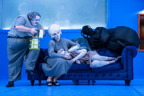 Itthon �s Bukarestben is l�that� - �jra műsoron a Szerelem - Itthon �s Bukarestben is l�that� a Szerelem

Harminckettedik kiad�s�hoz �rkezett a bukaresti Orsz�gos Sz�nh�zi Fesztiv�l, melyre a Tam�si �ron Sz�nh�z k�t előad�s�t is megh�vt�k: a Hegymegi M�t� �ltal rendezett J�gyerekek k�pesk�nyve c�mű Junk-oper�t, valamint a Szerelem �s m�s bűnt�nyek c�mű k�s�rleti előad�st. A Stefan Arsenijević azonos c�mű filmje alapj�n Theodor-Cristian Popescu �ltal rendezett produkci�t november 5-�n l�thatja a bukaresti k�z�ns�g, előtte pedig Sepsiszentgy�rgy�n is �jra műsorra ker�l november 3-�n 19 �r�t�l a Nagyteremben. Az előad�s megtekint�s�nek id�n utols� lehetős�ge lesz az okt�ber 3-ai sepsiszentgy�rgyi előad�s, ez�rt felh�vjuk az �rdeklődők figyelm�t, hogy időben v�s�rolj�k meg jegyeiket r� a K�zponti Jegyirod�ban vagy a Biletmaster.ro honlapon.

A t�rt�net a szerb főv�rosban j�tsz�dik, �s megrend�tően szomor� k�pet fest a h�bor� ut�ni �llapotokr�l: Anica �j �letre v�gyik, azonban, mielőtt elhagyn� Belgr�dot, elhat�rozza, hogy lez�rja addigi �let�nek elvarratlan sz�lait. Rengeteg furcsa ember veszi k�r�l: �letunt maffiavez�r, �ngyilkos hajlam� kamaszl�ny, piti�ner gengszterek, egykor jobb napokat l�tott idős h�lgyek �s egy mindenre elsz�nt romantikus lelkű fiatalember, akiről kider�l, hogy gyeng�d �rzelmeket t�pl�l ir�nta. Azonban ebben a vil�gban az �lmok beteljes�l�se csal�ka �br�ndnak tűnik csup�n. Az ukrajnai esem�nyek t�kr�ben az előad�s aktu�lisabb mint valaha, v�zi�szerűen vet�ti el�nk az ukr�n nagyv�rosok h�bor� ut�ni �llapot�t is.

A Tam�si �ron Sz�nh�z produkci�j�ban fontos szerepe van a k�peknek, de ezek m�s jellegű dr�mais�got hordoznak, mint Stefan Arsenijević filmj�nek k�pei, Theodor-Cristian Popescu rendező a sz�npad korl�tozott lehetős�gei miatt megpr�b�lta �thelyezni a cselekm�ny hangs�lyait a belső t�rt�n�sekre. Az alkot�k szerint a t�rt�net egyik k�zponti k�rd�se az egzisztenci�lis bizonytalans�g, amire időnk�nt mindannyian r�d�bben�nk abban a k�nl�d�sban, amellyel megpr�b�ljuk �rtelmess� tenni mindennapjainkat. �ltal�ban t�bbre v�gyunk, mint amit el�rhet�nk, az akarat erősebb, mint a lehetős�gek, de min�l m�lyebbre mer�l�nk �r�k�s boldogtalans�gunk okainak kider�t�s�ben, ann�l nehezebben �rtj�k a vil�got �s a l�lek műk�d�s�t. Vajon k�pesek vagyunk-e ir�ny�tani az �let�nket? Tudjuk-e kontroll�lni a v�gyainkat? Hatalmunkban �ll-e megv�ltoztatni a sz�munkra f�jdalmas dolgokat? Akkor boldogabb-e az ember, ha feszegeti a hat�rait, vagy ha elfogadja a sors�t? 