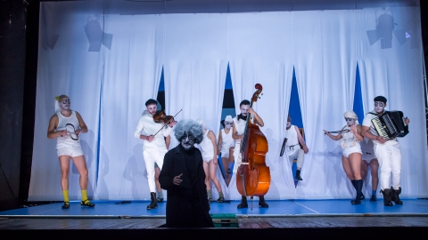 J�gyerekek k�pesk�nyve az IFESZT-en Szatm�rn�metiben - J�gyerekek k�pesk�nyve az IFESZT-en Szatm�rn�metiben

A bukaresti Orsz�gos Sz�nh�zi Fesztiv�lon val� h�tfői r�szv�tel ut�n p�nteken m�r az orsz�g m�sik r�sz�ben, Szatm�rn�metiben vend�gszerepel a sepsiszentgy�rgyi Tam�si �ron Sz�nh�z J�gyerekek k�pesk�nyve c�mű előad�sa a tizedik alkalommal megszervezett Interetnikai Sz�nh�zi Fesztiv�lon. A Hegymegi M�t� �ltal rendezett �roncsolt-oper�t� november 11-�n este 8 �r�t�l l�thatja a szatm�ri k�z�ns�g az �szaki Sz�nh�zban, az előad�st szakmai besz�lget�s k�veti a sz�nh�z b�f�j�ben.

N�gy �vnyi k�nyszersz�net ut�n id�n �jraindult az IFESZT a Magyar Sz�nh�zi Sz�vets�g (MASZ�N) szervez�s�ben, a november 4�13. k�z�tt zajl� esem�nysorozaton rengeteg sz�nh�zi �lm�ny, k�nyvbemutat�k, szakmai besz�lget�sek �s afterpartyk v�rj�k a nagy�rdeműt.

A J�gyerekek k�pesk�nyve c�mű �roncsolt-opera� t�rt�nete 1845 kar�csony�n kezdőd�tt, amikor Dr. Heinrich Hoffmann frankfurti orvos hi�ba j�rta a boltokat, hogy h�rom�ves kisfi�nak mesek�nyvet v�s�roljon, nem tal�lt kedv�re val�t. Ez�rt maga �rt �s rajzolt egyet. 1998-ban a bizarr l�t�sm�dj�r�l ismert londoni The Tiger Lillies kultuszzenekar megzen�s�tette a mesek�nyvet, k�sőbb pedig Phelim Mcdermott �s Julian Crouch groteszk, fekete humorban gazdag r�mvariet�t k�sz�tett belőle. A mű d�bbenetes k�pet fest a 19. sz�zadi gyermeknevel�si szok�sokr�l. K�plete egyszerű: a gyerekek rosszak, meg kell nevelni őket. A t�rt�net szereplői Anyusunk, Apusunk �s gyerekeik: a f�s�letlen, koszos Petike, a levest nem evő Auguszta, a nadr�gsz�jjal verekedő Frici, a gyuf�val j�tsz� Henike �s a t�bbi �rosszgyerek�. M�g szerencse, hogy Megmondja S�ndor professzor t�k�letes nevel�si �tmutat�ssal l�tja el a kedves n�zőt, miszerint minden gyermeki borzad�lynak az a nemes eszk�z a g�tja, mely ha t�l sokat van a der�kon �s keveset a k�zben, akkor semmi j�ra nem sz�m�thatunk.