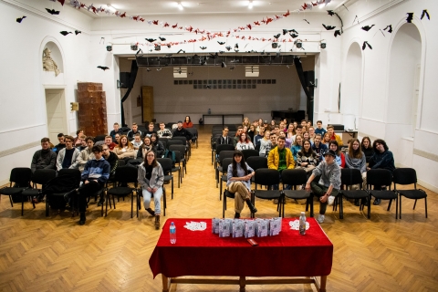 H�zhoz ment a Sapientia: t�bb mint 3500 magyar k�z�piskol�snak tartottak egyetembemutat�t