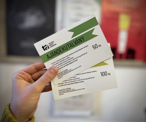 Aj�nd�kozzon sz�nh�zi aj�nd�kutalv�nyokat a sepsiszentgy�rgyi Tam�si �ron Sz�nh�z t�rsulatt�l - Aj�nd�kozzon �lm�nyeket!

A t�li �nnepek k�sz�b�n sz�nh�zi aj�nd�kutalv�nyokat k�n�l fel előad�sai ir�nt �rdeklődőknek a sepsiszentgy�rgyi Tam�si �ron Sz�nh�z t�rsulata. A v�s�rl�k k�t t�pus� aj�nd�kutalv�ny k�z�l v�laszthatnak, az egyik k�tszeri, a m�sik n�gyszeri bel�p�sre jogos�t. 

Az aj�nd�kutalv�ny a bemutat� előad�sok kiv�tel�vel a sz�nh�z minden produkci�j�ra �rv�nyes az idei �vadban, teh�t j�nius v�g�ig b�rmilyen előad�son vagy előad�sokon felhaszn�lhat� előzetes helyfoglal�st k�vetően, melyet telefonon vagy szem�lyesen is megtehetnek a n�zők. Rugalmass�ga r�v�n ez a bel�pők�rtya ide�lis aj�nd�k rokonok �s bar�tok sz�m�ra, de amint a kor�bbi �vek tapasztalatai mutatj�k, v�llalkoz�k is meglephetik vel�k alkalmazottaikat kar�csonyra. A Tam�si �ron Sz�nh�z műv�szi sz�nvonala, szakmai- �s k�z�ns�gsikerei garanci�t jelentenek arra, hogy a nevezett utalv�nyok igazi sz�nh�zi �lm�nyeket k�n�lnak minden kor� �s �rdeklőd�sű n�zőnek. 

A k�tszeri bel�p�sre sz�l� aj�nd�kutalv�ny 50, a n�gyszeri bel�p�sre sz�l� 100 lejbe ker�l, �s a V�rosi Szervezőirod�ban lehet megv�s�rolni. �rdeklődni, előjegyeztetni a 0267-312-104 �s 0728-083-336-os telefonsz�mokon lehet.

A Tam�si �ron Sz�nh�z pr�zai t�rsulata n�gy előad�ssal v�rja a n�zőket december m�sodik fel�ben:
A december 18-�n �s 19-�n l�that� Hől�gballon c�mű produkci� val�j�ban egy �kort�rs zenei kordokumentum�, amely sor�n 12 �n�ll�, alternat�v zenesz�m r�v�n tartanak g�rbe t�kr�t a m�nak az alkot�k, Kl�rik Attila, M�rton L�r�nt �s G�sp�r �lmos. Mindez �nkritik�r�l, (�n)ir�ni�r�l, tudatoss�gr�l �s az időt�ll� emberi �rt�kek �jrafelfedez�s�ről is sz�l K�z�p- �s Kelet-Eur�pa saj�tos d�szlet�be �gyazva. K�lső �s belső val�s�gok l�tsz�lag sz�tsz�rt, �sszef�gg�s n�lk�li kirak�sa egy olyan időkapszul�ba rejtve, amelynek gener�ci�kra hat� nyoma folyamatosan �tsz�vi mindennapjainkat.
A Sok hűh� semmi�rt c�mű Shakespeare-darab december 21-�n ker�l bemutat�sra Kiliti Kriszti�n rendez�s�ben, aki m�r t�bb előad�st is rendezett Sepsiszentgy�rgy�n. A szerelem �l, but�t, �s nyomorba d�nt. Vagy �pp ellenkezőleg? Ismerj�k az �rz�st mindannyian, m�g azok is, akiknek csup�n olvasat-�lm�ny�k van r�la, hisz korunk biztos�t benn�nket afelől, hogy mindenkit elb�d�tson az idealiz�lt szerelem-f�tis. Shakespeare ebben a műv�ben �zekre szedi a szerelmet, �s g�rcső al� veszi minden egyes darabj�t. T�bbf�le szerelmet �s v�gyat megmutat, hogy azt�n r�nk b�zza: vajon melyiket tartjuk igazinak, őszint�nek, fennk�ltnek. Az előad�s december 23-�n �s 27-is l�that� lesz a Tam�si �ron Sz�nh�z nagyterm�ben.

Ivan Viripajev Oxig�n c�mű darabja, mely december 28-�n �s 29-�n ker�l műsorra a Kamarateremben, egy manifesztum arr�l, hogy oxig�n n�lk�l nem lehet �lni. Igaz, ami megmondatott a r�gieknek � ne �lj, ne tekints k�v�nkozva, ne esk�d�zz az �gre, ne �llj ellene a gonosznak, stb. � de amikor fuldoklik az ember, minden t�rv�ny �rv�ny�t veszti. �Tegy�k fel, hogy fuldokolsz, �s ahhoz, hogy levegőh�z juss, fel kell �ldoznod valamit, ami sz�modra fontos. Mi lenne az? Te mit tenn�l meg a t�l�l�sed �rdek�ben?� � teszi fel a k�rd�st P�lffy Tibor rendező, aki m�sodszor visz sz�nre Viripajev-darabot a Tam�si �ron Sz�nh�zban.

Szilveszteri előad�sk�nt, december 31-�n Tam�si �ron Hull�mz� vőleg�ny c�mű darabj�t l�thatja a k�z�ns�g, mely sz�nh�zunk n�vad�ja sz�let�s�nek 125. �vfordul�ja alkalm�b�l k�sz�lt Albu Istv�n rendez�s�ben. A t�rt�net egy fiatal műv�sz kil�t�stalannak tűnő �let�be enged betekint�st, aki tehets�ges, �m hi�ba j�rja a v�rosokat tucat�ruj�val, az anyagi csőd sz�l�n �ll. Rem�nytelen helyzet�ben elfogad egy h�zass�gi aj�nlatot, �s egy gazdag v�nl�nyt k�sz�l elvenni, mik�zben val�j�ban egy m�sik l�ny ir�nt vonz�dik. Vajon az anyagi �rdekek vagy a lelkiismeret szava kerekedik fel�l a d�nt�s�ben, vajon a j�l�t vagy a szerelem fogja meghat�rozni tov�bbi �let�t? � fejtegetik az alkot�k az előad�s �ltal, melyet a nagyteremben l�that a k�z�ns�g.

A j�vő �v janu�rj�t�l a sz�nh�z m�s előad�sai is műsoron lesznek, melyek k�z�l mindegyik megtekinthető az aj�nd�kutalv�nnyal.