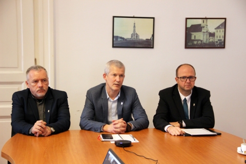 Fejlődik a Sapientia: tudományos rangsorba került, digitalizál, és új kart indítana - Fejlődik a Sapientia: tudományos rangsorba került, digitalizál, és új kart indítana
2012-ben vált a Sapientia EMTE a romániai nemzeti felsőoktatási rendszer szerves részét képező, törvénybe foglalt és akkreditált intézménnyé, 2022-ben viszont már ugyanennek a rendszernek megkerülhetetlen és figyelmen kívül nem hagyható intézményévé fejlődött mind az oktatás, mind a kiválósági kutatás, mind pedig a közösségi, társadalmi szerepvállalás tekintetében. Évzáró sajtótájékoztatójukban többek között az akkreditáción szerzett kiemelt bizalmi minősítést, a nemrég szerzett Metaranking-besorolást, az egyetemen lezajlott és tervben levő digitalizációs folyamatokat is terítékre helyezték, valamint szó esett infrastrukturális fejlesztésekről és Sepsiszentgyörgy növekvő fontosságáról.
Az oktatás és a tudományos kiválóság kapcsán több eredménnyel is büszkélkedhet a Sapientia. Első ízben kapott tavasszal legmagasabb besorolást intézményi akkreditációján, kiemelt bizalmi minősítést szerezve. Az egyetemi rangsorok terén egy nagy újdonságról számolt be az egyetem rektora, dr. Tonk Márton: idén először tört be a Sapientia EMTE a Metaranking universitar listára, amelyen csak 31 egyetem szerepel a 102 romániai felsőoktatási intézmény közül, az intézmény pedig ezen a 14., megosztott helyre került. „Arra törekszünk, hogy tudományos munkára ösztönözzük a főállású oktatóinkat, hiszen az ilyen rangsorokba való bekerülésnél a publikációk és idézettség száma a fő befolyásoló tényező. A 2022-es Metaranking eredménynek köszönhetően elmondhatjuk, a Sapientia ott van a nagyok klubjában, és megerősíti azt is, hogy fennállása 21 esztendeje alatt letette névjegyét. Azt is kijelenthetjük, hogy új időszámítás kezdődött az egyetem életében, erősen visszaigazolva azt, hogy versenyképes intézmény vagyunk kiemelkedő kutatási és oktatási tevékenységekben egyaránt” – tette hozzá a rektor. Erre erősített rá dr. Balog Adalbert tudományos rektorhelyettes, aki elmondta: „a Sapientia 2017-től tudatosan felvállalta oktatóinak elismerését és segítését a kutatói munkában, amelynek jutalmazására dolgozta ki a minősítési pótlékrendszert, amelyet pályázati úton lehet elnyerni. Számokban: míg 2017-ben átlagosan kb. 10-12 publikáció jelent meg a nemzetközileg is elismert lapokban, 2022-ben közel 50 színvonalas publikációt tartunk számon. Fokozottan odafigyelünk a nemzetközi adatbázisokban való megjelenésekre, ebben segítségünkre van az ACTA is. A Webometrics rendszerben a 3400-as helyezés körül járunk jelenleg a 30 ezerből, ami azt jelenti, hogy az első 12%-ban szerepelünk”.
Digitalizáció terén már január elején látható volt a változás, hiszen az új évet új, korszerű honlappal kezdte az egyetem, melyen már az online fizetést is lehetségessé tették. Emellett – mint évösszesítő sajtótájékoztatójukon beszámoltak róla – elnyertek egy nagyszabású, 2,4 millió euró értékű pályázatot, melyet az oktatás és kutatás fejlesztésére fognak fordítani. „Ennek köszönhetően az oktatási termeket korszerű audiovizuális eszközökkel szerelhetjük fel minden helyszínen, és egy nagyszabású könyvtárfejlesztésre is sor kerül, például nagy értékű szkennerek segíthetik majd az állomány digitalizálási folyamatát. A számítógépes infrastruktúra és egyéb újításokon kívül több fejlesztésre is készülünk. Felhozhatnánk példának a tervben levő planetáriumot Csíkszeredában, a beszerzendő drónokat vagy 3D-s nyomtatót Marosvásárhelyen, vagy akár a Kolozsvárra szánt filmes-fotós eszközök hosszú listáját” – fejtette ki dr. Farkas Csaba, az egyetem informatikai hálózatokért és kommunikációért felelős rektorhelyettese. Elmondta, az új eszköztár segítségével – mint például a tervezett tolmácsprogramok, a high-tech eszköztár vagy a VR-szemüvegek – a hallgatók a mai trendeknek megfelelő oktatási és kutatási szoftverekkel, eszközökkel dolgozhatnak majd, az így megszerzett tudásnak köszönhetően pedig kompetensebb szakemberekké válhatnak. További érdeklődésre a rektorhelyettes elárulta, hogy a planetárium például reményeik szerint 2023 áprilisában lesz kézzel fogható, miután átesik egy országos közbeszerzési folyamaton. Tonk Márton hozzátette, „a planetárium is ékes példája annak, hogy a Sapientia túlmutat elsődleges célkitűzésein, és a hasonló megvalósításokkal nem csupán az oktatók és hallgatók igényeit szeretnénk kielégíteni, hanem a szélesebb közönségét is”.
A sajtótájékoztató keretében az idén sokszor tárgyalt sepsiszentgyörgyi szakok helyzetéről is szó esett. „Jelenleg már két alapszakon folyik oktatás a városban, a 2019-ben indult erdőmérnökin és az idén sikeres akkreditáción áteső agrármérnökin, ezen kívül 2022 őszén ideiglenes működési engedélyt kapott a sport és edzéstudomány szak is” – mondta el dr. Tonk Márton rektor, aki az infrastrukturális fejlesztések kapcsán elárulta azt is, hogy a Sapientia Alapítvány kuratóriuma idén novemberben döntésbe foglalta azon szándékát, hogy különálló kart hozzon létre Sepsiszentgyörgyön. Ez a harmadik formális lépésnek tekinthető ebben a témában, elsőként 2021 tavaszán létrehozták a sepsiszentgyörgyi Helyszíni Tanácsot, melyben az egyetem három karának képviselői dolgoznak együtt. Második lépésnek tekinthető az új kampusz terveinek bemutatása, melyre szintén ebben az időszakban került sor. Ennek kapcsán a rektor biztosította a sajtó képviselőit arról, hogy a formális engedélyeztetéseket már eljárták, a következő lépés a kivitelezési tervek véglegesítési folyamata. „A kuratóriumi döntésnek köszönhetően indulhat az előkészítés: az erre vonatkozó törvénykezések tüzetes átfésülése, a megfelelő dokumentációk előkészítése. Ez egy újabb mérföldkő a Sapientia fejlődésében” – tette hozzá a rektor. Elmondta, a Sepsiszentgyörgyi Kar létrehozásának feltétele az intézményen belüli módszertant követi, a soron következő feladat kidolgozni egy olyan forgatókönyvet, amely operatívan koordinálja és segíti elő az átállást, a különböző karok fennhatóságában álló képzések átvételét. Tonk Márton kiemelte, „szükségesek és elégségesek vagyunk és leszünk arra, hogy eleget tegyünk a Kuratórium elvárásainak”.
Az egyetem vezetője a sajtó kérdésére abban is nyilatkozott, hogy hogyan érinti a Sapientia költségvetését a válság: hasonlóképpen, mint az Erdélyben élő családokat, ugyanis az egyetem is át kellett gondolja a költségvetését. Hozzátette, „nyugodt vagyok, mert olyan költségvetést sikerült felépítenünk, amely a biztonságot előlegezni meg”. Kiemelte, az egyik fontos intézkedés az volt, hogy a megengedett 10%-os online tanítást kihasználva az energiával való racionális gazdálkodást vettek figyelembe, és 2 hetes online oktatást vezettek be. Mindazonáltal február közepétől, a második félévben már jelenléti oktatással folytatják tevékenységünket.
