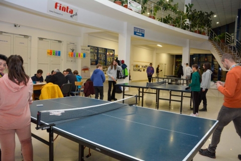 Taeb�val, sakkal vette kezdet�t az �vnyit� Mozg� D�lut�n - A Z�ld Nap Egyes�let partners�gben a k�zdiv�s�rhelyi Sportirod�val imm�r kilencedik �ve, hogy rendszeresen rendezi meg a Mozg� D�lut�n elnevez�sű esem�nyt, melynek negyvenhatodik v�ltozat�ra kedden 2023. janu�r 25-�n ker�lt sor. A rendezv�nyen k�sz�lt fot�k megtekinthetők a Z�ld Nap Egyes�let Facebook oldal�n.

A nagy hagyom�nynak �rvendő esem�ny c�lja ez�ttal is az volt, hogy felh�vj�k a figyelmet az eg�szs�ges �letm�dra �s az eg�szs�gmegőrz�sre, ezt a mozg�s n�pszerűs�t�s�n t�l k�s�rő programokkal is igyekeztek előseg�teni. Az �vnyit� Mozg� D�lut�non t�bb mint kilencvenen fordultak meg, akik t�bbek k�z�tt asztaliteniszeztek, tollasoztak, ugr�k�teleztek, sakkoztak, szaladtak, mik�d�ztak �s a szervezőknek k�sz�nhetően pedig k�l�nb�ző faj�t�kokat pr�b�ltak ki. A program r�sz�t k�pezte a t�r�korsz�gi G�lcan Babir �s az �rm�nyorsz�gi Mariam Evanesyan ESC �nk�ntesek �ltal bemutat�t Kauk�zus menti t�ncok is. Az esem�ny z�r�sak�nt be lehetett �llni egy k�z�s Tae-b�ra Tank� S�ndor �s Voiculescu Kriszta csapat�val, akik egy�r�s interakt�v bemutat�t tartottak, amelyhez � a szervezők nagy �r�m�re � sokan csatlakoztak. (A Tae-bo az 1970-es �vekben Amerik�b�l indult h�d�t� vil�g�tj�ra, �s az�ta is t�retlen h�rn�vnek �rvend vil�gszerte.)

A programot a tervek szerint febru�r m�sodik fel�ben is megszervezik, �gy aki lemaradt j�het k�vetkezőkor. Az orvosok előszeretettel aj�nlj�k mindenkinek a nevet�st, mert j�t tesz az eg�szs�gnek. Ez az esem�ny minden bizonnyal sok mosolyt csal az arcokra. A mosoly �s a j� hangulat mindenk�pp biztos�tott.

A rendezv�ny lehetős�g�t a Bethlen G�bor Alapkezelő Zrt �s az Eur�pai Szolidarit�si Test�let biztos�totta. A szervezők k�sz�nik a Szab� Csab�nak a k�zdiszentl�leki K�rtőskal�cs �s L�ngos b�f�kocsi tulajdonos�nak a meglepet�st.  

Fot�: Soso Txlashidze �s Alik Mazmanyan