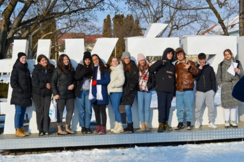 A városi kincsvadászatot is kipróbálhatták az ificsere résztvevői - Február 13-án a Zöld Nap Egyesület csapata a kézdivásárhelyi Bod Péter Tanítóképző az 'Érzelmi intelligencia fejlesztése önkéntesség által' című Erasmus+ projekt anyaországi, olasz, török és helyi résztvevőinek szerveztek egy több órás izgalmas felfedezőtúrát, minél több különlegességet bemutatva a céhes városról. Az eseményen készült fotók az egyesület Facebook oldalán tekinthetőek meg.
Városi kincskeresés ötvözi a klasszikus városnézés élményét a szabadulószobákra jellemző rejtvényekkel. Az egyik különbség a szabadulószobák és a városi kincsvadászat között, hogy utóbbi a város tereit, épületeit, utcáit használja akadálypályaként. Szabad levegőn zajlik és sokkal kevesebb a kötöttség. A városi kincsvadászat programjai során úgy járták be a fiatalok a céhes város egyes városrészeit, ahogy még sosem. A hétfői kincsvadászatba az előre regisztrált hat 9 és 10 fős nemzetközi csapat önállóan, kísérő nélkül, részletes leírással, fényképezőgéppel gyalogosan fedezte fel a környék néhány fontosabb látnivalóit. A legjobb és a legügyesebb csapat a program végén kisebb meglepetésekben részesültek.
Fotó: Soso Tkhlashidze