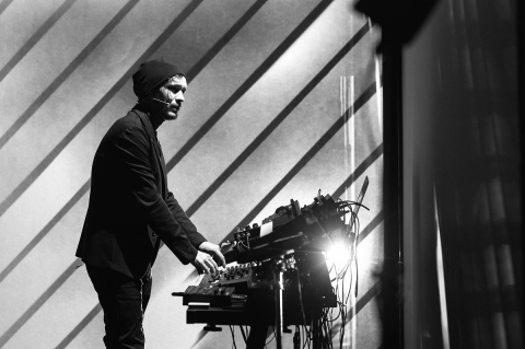 J�t�konys�gi előad�s a Rom�n Sz�nh�zi Sz�vets�g (UNITER) Műv�szek a műv�szek�rt kamp�nyban: Oxig�n a r�szorul�knak - Oxig�n a r�szorul�knak

J�t�konys�gi előad�sk�nt � a Rom�n Sz�nh�zi Sz�vets�g (UNITER) Műv�szek a műv�szek�rt (Artiști pentru artiști) elnevez�sű kamp�nya r�szek�nt � tűzte műsor�ra m�rciusban az Oxig�n c�mű produkci�t a sepsiszentgy�rgyi Tam�si �ron Sz�nh�z. A m�rcius 1-�n �s 2-�n este 7 �r�t�l l�that� előad�sok bev�tel�t r�szorul� műv�szek megseg�t�s�re aj�nlja fel a sz�nh�z, ez�rt online nem lehet jegyeket v�s�rolni erre a k�t előad�sra, csup�n szem�lyesen a sepsiszentgy�rgyi K�zponti Jegyirod�ban.

�Az előad�s sz�momra az ellentmond�sr�l sz�l. Az eg�sz vil�got jellemző zavarr�l, ami l�nyeg�ben az emberben �r�k�sen ott fesz�lő ellentmond�s kit�g�t�sa. Mert amit az �szt�neink dikt�lnak, az ellen a tudatunk folyamatosan dolgozik. A neveltet�s�nk, a kult�r�nk, a politika, a m�dia �s eg�sz k�rnyezet�nk arra figyelmeztet, hogy �szt�neinkre hallgatni bűn. De mi van az �let�szt�nnel? Tegy�k fel, hogy fuldokolsz, �s ahhoz, hogy levegőh�z juss, fel kell �ldoznod valamit, ami sz�modra fontos. Mi lenne az? Te mit tenn�l meg a t�l�l�sed �rdek�ben?� � nyilatkozta az előad�sr�l P�lffy Tibor rendező.

Ivan Viripajev kort�rs orosz dr�ma�r�, forgat�k�nyv�r�, filmes �s sz�nh�zi rendező, sz�n�sz, az orosz �j Dr�ma mozgalom vez�regy�nis�ge. Groteszk hangv�telű sz�npadi műveit t�bb eur�pai nyelvre is leford�tott�k, �s sikerrel j�tssz�k szerte a vil�gon. Viripajev első nagy sikerű, eg�sz műv�szeti mozgalomm� n�vő dr�m�ja az Oxig�n, amely tavaly �nnepelte h�sz�ves �vfordul�j�t. 

�Ha megvizsg�ljuk ezt a hi�baval�, f�raszt�, f�jdalmas �s olykor f�l�slegesnek tűnő �letet, a balesetek, h�bor�k, betegs�gek �rtatlan �ldozatait, azt a rengeteg szenved�st, amely �rtelmetlen�l �titatja a vil�got, bizony nem k�nnyű elfogadni a mi�rtekre legy�rtott �ltal�nos v�laszokat. �Ha meg van �rva, hogy gy�m�lcs�ről ismerszik meg a fa, akkor mit mondhatok az Istennek nevezett f�r�l? �n vagyok ennek a f�nak a gy�m�lcse, r�lam fogj�k meg�t�lni, rohadt-e a fa vagy sem� � hangzik el az előad�sban. Hogyan lehet j� Isten, ha mi ennyire rosszak vagyunk...? Mintha egy feneketlen k�tba sz�d�ln�nk, ahol m�gis, mindenn�l jobban �rezz�k, hogy milyen fontos sz�munkra az oxig�n. �Istenem, bocs�ss meg nekem, �s ne tagadd meg tőlem a l�legz�s lehetős�g�t� � mondja a Fi�. Nincs m�s j�rhat� �t sz�munkra...� A H�romsz�k napilap id�zett előad�selemz�se t�bb hete megjelent m�r, m�gis nagyszerűen r�vil�g�t a Műv�szek a műv�szek�rt kamp�ny �s az Oxig�n c�mű előad�s kapcsolat�ra.