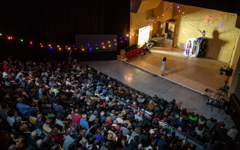 Reflex5 Nemzetk�zi Sz�nh�zi Fesztiv�l - Erős kezd�snek bizonyult az első modul - Reflex5 Nemzetk�zi Sz�nh�zi Fesztiv�l - Erős kezd�snek bizonyult az első modul

V�get �rt a Reflex5 Nemzetk�zi Sz�nh�zi Fesztiv�l első �felvon�sa�, de m�ris k�v�ncsian v�rjuk a m�sodikat, mely k�t h�nap m�lva, m�jus v�g�n ker�l megszervez�sre. Fontos produkci�kat l�thattunk az első modulon, melyeket k�zel 1500 n�ző k�vetett figyelemmel, �s a h�rom r�szre osztott rendezv�ny �tlete is bev�lt a vend�gek �s szervezők szempontj�b�l egyar�nt. 

Anyagilag nem volt annyira megterhelő az �rdeklődők sz�m�ra ez a rendezv�ny, mint a kor�bbiak, �s a t�volabbr�l ideutaz�knak is kedvező volt a modulokra val� feloszt�s, mert egyszerűbb a fesztiv�lon val� r�szv�tel, ha nem kell t�l sok ideig hi�nyozniuk otthonr�l � mondta Bocs�rdi L�szl� fesztiv�ligazgat� a rendezv�ny v�g�n. �Olyan ez, mint a j� dramaturgia. Lezajlott egy erős esem�ny, de nemcsak a beteljes�l�s �rz�s�vel z�rjuk ezeket a sűrű napokat, hanem a folytat�sra val� v�rakoz�ssal is� � fogalmazott.

Előad�sok

A program �gy alakult, hogy nagyon k�l�nb�ző előad�sok ker�ltek egym�s mell�, semmilyen �ltal�nos t�m�ra, gondolatmenetre nem pr�b�lt �ltal�nosan r�hangol�dni a Reflex5 első modulja. A h�bor�, erőszak, szexu�lis elnyom�s borzalmait l�ttuk az Andrei Mureşanu Sz�nh�z Blasted-j�ben, de ha megvizsg�ljuk, hogy a j�rv�ny-h�bor�-gazdas�gi v�ls�g �s m�s hasonl� esem�nyek mennyi sz�rnyűs�get hoznak el�nk a mindennapokban, meg�llap�thatjuk, hogy az enn�l k�m�letesebb felr�z�snak tal�n nincs is �rtelme. L�leksimogat� volt az M Studio Mozg�ssz�nh�z Fren_�k �ltal rendezett romeo@julia.com c�mű Shakespeare feldolgoz�sa, mely a t�rsulat t�bbi produkci�j�hoz hasonl�an ink�bb az �rz�keinkre hatott, mint az �rtelm�nkre � impulzusokat, benyom�sokat k�zvet�tve. A Vilniusi Kis Sz�nh�z Tomi Jane�ič szlov�n rendező �ltal sz�nre vitt V�nya b�csi-ja az egy klasszikus sz�veg alapj�n k�sz�lt, de rendk�v�l friss, mai előad�s volt, mely a szakmabelieket �s nagyk�z�ns�get egyar�nt meg tudta �rinteni. A j�t�kos kisz�l�sok, kikacsint�sok ugyan�gy jellemezt�k a produkci�t, mint a m�ly �t�l�sek, voltak benne hars�ny t�megjelenetek �s nagy sz�nh�zi csendek, p�rg�s �s visszafogotts�g, naturalizmus �s abszurd, groteszk �s �lomszerűen l�gies jelenetek egyar�nt. A berlini Rimini Protokoll t�rsulat Uncanny Valley c�mű produkci�ja a sz�nh�z hat�rait feszegette, amint kor�bban is l�thattuk m�r ettől a t�rsulatt�l, r��bresztve a n�zőt, hogy a sz�nh�z egy olyan kommunik�ci�s eszk�z, mely val�j�ban nem is felt�tlen�l az �lő emberre, ink�bb az emp�ti�ra �p�l. Egy humanoid robot sz�npadra �ll�t�sa �ltal az ember �s a g�p egym�shoz val� viszony�t, egym�sra gyakorolt hat�s�t pr�b�lt�k k�r�lj�rni az alkot�k ebben a produkci�ban. A Zakopane-i Witkacy Sz�nh�z Sławomir Mrożek r�di�j�t�ka nyom�n k�sz�lt A m�sz�rsz�k c�mű alkot�sa tradicion�lis sz�nh�zi nyelvet besz�lő előad�s volt, de rendk�v�li tudatoss�g jellemezte, �s t�k�letesen t�kr�zte a lengyel sz�nh�zműv�szet saj�tos teatralit�s�t. A műv�szet �ltal�nos �rtelm�t �s az emberi szabads�g k�rd�s�t feszegetve azt �rz�keltette, hogy milyen kev�s es�lye van a műv�szetnek a vil�gban terjedő erőszak ellens�lyoz�s�ra, hogy milyen egyszerű n�vtelen t�megg� v�ltoztatni benn�nket. 

K�s�rőprogramok

T�bbf�le nyit�koncertje volt m�r a Reflex Fesztiv�lnak, de tal�n egyiket sem �rezt�k annyira tal�l�nak, a rendezv�ny jelleg�hez illőnek, mint amilyen a J� zenekar produkci�ja volt. A Magyarorsz�gr�l �rkezett tri� komoly tudatoss�ggal megszerkesztett, olykor disszon�ns, de rendk�v�l karakteres zen�t j�tszik, olyan l�tv�nyeffektusokkal k�s�rve, melyek rengeteget hozz�adtak a koncert �lm�ny�hez. A z�rejekkel val� j�t�kaik, a k�l�nb�ző zenei műfajok kever�se, l�giesen k�nnyed �s hars�nyan d�b�rgő zenei p�rbesz�deik mind-mint hozz�j�rultak ahhoz, hogy b�r nem volt k�nnyen befogadhat�, igazi 21 sz�zadi produkci�nak �rezz�k a J� bemutatkoz�s�t a Reflexen. 
A t�ncos bulik az előad�sok �s k�z�ns�gtal�lkoz�k ut�n zajlottak a sz�nh�z b�f�j�ben, ahol v�gre kiengedhett�k a gőzt a fell�pők, szervezők �s nagyk�z�ns�g egyar�nt. FlaCLoSSLeSS (Kusztos Attila), Barna (Fazakas Barna), Tengrila (Forr� Tam�s) �s k�b_beat (K�nya-�tő Bence) zen�j�re is reggelig t�ncolt a k�z�ns�g, �gy ezek a partik a Reflex Fesztiv�l saj�tos v�djegy�v� v�ltak.
Mindh�rom k�lf�ldről �rkező sz�nh�zi előad�s ut�n k�z�ns�gtal�lkoz�kat is tartottak, melyek ugyancsak izgalmas programpontoknak bizonyultak, rengeteg �rdeklődőt vonzottak. Lehetős�get kaptunk �ltaluk k�zelebbről is megismerni az alkot�kat, �s ez�ltal is megbizonyosodhattunk arr�l, hogy mindh�rom előad�snak helye volt a Reflex Nemzetk�zi Sz�nh�zi Fesztiv�lon.

Helysz�nek

A rendezv�nyen t�ls�lyban voltak a kistermi produkci�k, ez az előad�sforma az, mely sikerrel veszi fel a harcot a filmmel �s a 21 sz�zadi m�diacsatorn�k sz�les k�n�lat�val, a kis terek k�zvetlens�ge �s intimit�sa tudja igaz�n vonz�v� tenni napjainkban is a sz�nh�zat. H�tr�nya azonban a kistermi előad�soknak, hogy csak korl�tozott sz�m� n�ző tudja egyszerre megtekinteni ezeket, ez�rt mindegyik ilyen produkci�t t�bb alkalommal is műsorra tűzt�k a Reflex5 Fesztiv�lon. 
A st�di�előad�sok ellens�lyoz�sak�nt ugyanakkor egy, a Tam�si �ron Sz�nh�z sz�npad�n�l �s n�zőter�n�l j�val nagyobb sz�nh�zi teret is kialak�tottunk a Sepsi Ar�n�ban a litv�n V�nya b�csi befogad�s�ra, mely �j �sszef�gg�sbe helyezte Sepsiszentgy�rgy k�zismert �p�let�t, bebizony�tva, hogy a sportesem�nyek �s �ri�skoncertek mellett komoly műv�szi ig�nyű sz�nh�zi produkci�k sz�m�ra is alkalmas ez a l�tes�tm�ny. K�zel �tsz�z n�ző f�rt be az előad�sra, �s m�gis intim t�r jellege volt, a sz�npadra val� j� r�l�t�s miatt minden gesztus �s hang t�k�letesen dek�dolhat� volt a n�zőt�r legutols� soraib�l is. Mindez term�szetesen a sz�nh�z �s a Sound Studio hangtechnikusainak munk�j�t is dics�ri.

A k�z�ns�g

�sszess�g�ben teh�t minden szempontb�l sikeresnek mondhat� a Reflex5 első modulja, melyet mi sem bizony�t jobban, mint Stefan Kaegi a berlini Rimini Protokoll t�rsulat vezetőj�nek kijelent�se, miszerint ilyen hangulattal ritk�n tal�lkozott egy sz�nh�zi fesztiv�lon, Berlinben is kev�s olyan hely van, ahol ilyen nyitotts�got tapasztalt volna, �s ahol hajnali n�gy �rakor �gy mulatna a műv�szetkedvelő k�z�ns�g. A Reflex Fesztiv�l k�z�ns�g�ről Indrė Patkauskaitė, a litv�n t�rsulat sz�n�sznője �gy nyilatkozott, hogy b�r sokat turn�ztak m�r a V�nya b�csival, �s az otthoni k�z�ns�g�k előtt is t�bbsz�r j�tszott�k, alig tal�lkoztak m�g ilyen �rtő k�z�ns�ggel, mely ennyire akt�van �s j�l reag�lt volna az előad�s minden apr� rezd�l�s�re. Mindez azt bizony�tja, hogy olyan szintre tudott emelkedni a sepsiszentgy�rgyi k�z�ns�g sz�nh�zi ig�nye, mely eur�pai m�rc�vel m�rve is ritkas�gnak sz�m�t.
