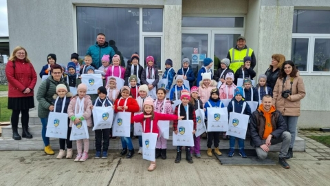 A l�cfalvi hullad�kkezelő k�zpontot l�togatt�k meg a nulladikosok - 2023. �prilis 3-�n a Kov�szna Megyei Integr�lt Hullad�kgazd�lkod�si Egyes�let partners�gben a Z�ld Nap Egyes�lettel, a Gosp-Com kft-vel �s folytatta az elm�lt �vekben elkezdett l�togat�s sorozat�t a l�cfalvi Integr�lt Hullad�kkezelő k�zpontba. H�tfő d�lelőtt a k�zdiv�s�rhelyi Nagy M�zes Elm�leti L�ceum nulladik oszt�lyosai tekinthett�k meg a 2017 v�g�n megny�lt Hullad�kkezelő k�zpontot. A k�v�ncsi di�kokat �s k�s�rőj�ket az ECO Bihor kft. k�pviselői fogadt�k. A h�tfő reggeli l�togat�son k�sz�lt fot�k megtekinthetők az egyes�let Facebook oldal�n.

A picit t�lies időben a di�kok �rdeklődően tekintett�k meg a 16 hekt�ros telep minden kis zug�t, meglepőd�s�ket fejezve ki fők�pp a k�l�nb�ző nagy kapacit�s� g�pek ir�nt. A szervező int�zm�nyek fontosnak tartj�k az idei �vben is folytatni a hullad�kkezelő k�zpont l�togat�s�t gyerekek �ltal, hiszen az igaz�n hat�kony k�rnyezettudatos attitűd form�l�snak m�r gyermekkorban el kell kezdődnie. Elengedhetetlen, meg�rts�k �s elkezdj�k a megtermelt hullad�kot cs�kkenten�nk, valamint k�l�n-k�l�n gyűjten�nk! A l�togat�s c�lja volt felh�vni a figyelmet a szelekt�v hullad�kgyűjt�s fontoss�g�ra, arra �szt�n�zve őket, hogy tartsuk be az erre vonatkoz� szab�lyokat, hiszen gyerekeink, mindannyiunk j�vőj�nek tisztas�ga, valamint a szem�tsz�ml�nk vaskoss�ga f�gg tőle. A l�togat�s sor�n t�bbek k�z�tt megtudtuk, hogy az elm�lt �vekben a l�cfalvi hullad�kkezelő k�zpont ter�let�re t�bb t�zezer tonna hullad�k �rkezett, melyből sok mind a mai napig �jrahasznos�that� lenne, ha azt nem a kommun�lis, hanem a szelekt�v gyűjtőkbe helyezn�nk el. 
A l�togat�s v�g�n a tanul�k egy kis aj�nd�kcsomaggal t�rhettek haza. A szervezők a gyerekek nev�ben k�sz�nik a k�zdiv�s�rhelyi �nkorm�nyzatnak, hogy felv�llalta a di�kok sz�ll�t�s�t.

Fot�: G�lcan Babir