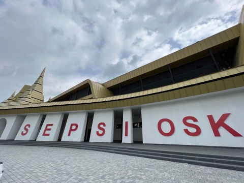 K�s K�roly �let�tja ki�ll�t�s a Sepsi OSK Ar�n�ban - �prilis 26-�n, szerd�n 11 �r�t�l, a Sepsi OSK Ar�na első emelet�n ny�lik a 'K�s K�roly �let�tja' c�mű ki�ll�t�s.

A t�rlat K�s K�roly �p�t�szeti p�ly�j�nak első h�t �v�t �s annak előzm�nyeit, csal�di-bar�ti-kolleg�lis kapcsolatait mint alkot�i h�tteret, valamint szűkebb �s t�gabb haz�j�t mutatja be, vagyis mindazt, ami alkot�i egy�nis�g�t form�lta.

A t�rlatot a Sz�kely Nemzeti M�zeum igazgat�ja, Vargha Mih�ly nyitja meg.

Fot�: http://kezd.in/loEpL