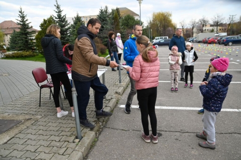 Bring�s �gyess�gi versenyt szerveztek a Tavaszi Z�ld Napokon - 2023. �prilis 21-�n a Z�ld Nap Egyes�let partners�gben a Kendu Egyes�lettel �s a k�zdiv�s�rhelyi Sportirod�val a F�ld Napja alkalm�b�l a tizenharmadik Tavaszi Z�ld Napok keret�n bel�l az id�n is megszervezte a hagyom�nyos �gyess�gi ker�kp�rversenyt a Kicsid G�bor Sportcsarnok melletti t�ren, ahol t�bb kateg�ri�ban nevezhettek be a r�sztvevők. A vet�lkedőn rendhagy� mod�n a gyorsas�g volt a d�ntő, az a bring�s bizonyult nyertesnek, aki a leg�gyesebben haladva volt k�pes uralni a ker�kp�rj�t. Az esem�nyen k�sz�lt fot�k megtekinthetőek az egyes�let Facebook oldal�n.

A leg�gyesebbeket oklev�llel, �rm�kkel �s kisebb aj�nd�kokkal d�jazt�k. �me a nyertesek n�vsora: Orb�n Zs�fia, Istv�nfi R�ka, Orb�n Magor, Procaru Annam�ria, Kanab� Vivien, Procaru Bernadett, Kanab� Al�z, Ol�h Soma �s Horv�th Hunor. 

T�mogat�: Bethlen G�bor Alapkezelő Zrt. �s az Eur�pai Szolidarit�si Test�let

Szerző: R�duly Attila

Fot�: G�lcan Babir