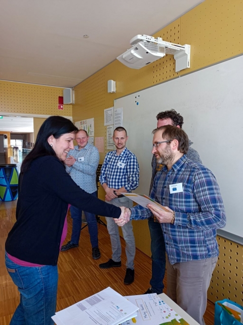 DigiON z�r� konferencia - Ljubjana (Szlov�nia) - 2023. m�rcius 17-19. k�z�tt ker�lt sor a DigiON c�mű partners�gi projekt nemzetk�zi z�r� konferenci�j�ra a szlov�n főv�rosban Ljubljan�ban. A DigiON projekt egy�ttműk�dve az olasz, a szlov�n �s a sz�kelyf�ldi tan�rokkal a digit�lis technol�gia biztons�gos �s felelős haszn�lat�t seg�ti elő az �ltal�nos iskolai tanul�k k�r�ben. A projekt n�gy szervezet partners�g�n j�tt l�tre: a szlov�niai In�titut Integrum (p�ly�zat beny�jt�ja), O� Alojzij �u�tar, az olaszorsz�gi Associazione MEC, �s a k�zdiv�s�rhelyi Z�ld Nap Egyes�let. A tal�lkoz�n k�sz�lt fot�k megtekinthetőek az egyes�let Facebook oldal�n. 

A nemzetk�zi z�r� konferencia az A� �ltal�nos Iskol�ban ker�lt megszervez�sre. A konferencia első l�p�seiben megt�rt�nt a r�sztvevők kedves fogadtat�sa �s regisztr�l�sa, majd a szlov�n partnerek k�sz�ntő besz�de. Ezt k�vette R�duly Attila a Z�ld Nap Egyes�let vezetője j�gt�rő j�t�ka, ahol a jelenl�vők megismerhett�k az egym�sban rejlő k�z�s tulajdons�gaikat. Mint minden tal�lkoz�n itt is sor ker�lt a r�sztvevők r�vid bemutatkoz�s�ra, ahol megtudhattuk, hogy ki melyik orsz�gb�l �rkezett, illetve mit oktat. Ezut�n az olaszorsz�gi Giacomo Trevisan besz�lt a digit�lis tudatoss�gnak a fontoss�g�r�l, valamint az In�titut Integrum elnőke Benjamin Toma�ič tartott egy r�vid �sszefoglal�t az iskolai tev�kenys�gekkel kapcsolatos tapasztalatair�l, �lm�nyeiről a DigiON projekt megval�s�t�sa k�zben. Tov�bb� egy k�z�s megbesz�l�s keret�n bel�l, amely az olasz, a szlov�n �s a sz�kelyf�ldi tan�rok 3-4 fős �sszevon�s�b�l �llt, ki�rt�kel�sre ker�lt a DigiON iskolai tev�kenys�g, valamint a vele j�r� tapasztalatok. A sz�net előtti utols� előad� Klemen Čeligoj, a h�tr�nyos helyzetű di�kokkal val� k�z�s munk�r�l tartott előad�st.

Egy r�vid sz�netet k�vetően �jabb �t csoportot alkotva a r�sztvevők k�z�sen �tbesz�lt�k �s megv�ltoztatt�k a DigiON leck�k tartalm�t a javaslataik, v�lem�ny�k �s tapasztalataikb�l ad�d�an, majd megt�rt�nt az �j verzi�k r�vid bemutat�sa is. A nemzetk�zi konferencia v�g�n, pedig �nnep�lyes keretek k�z�tt �tad�sra ker�ltek az oklevelek a projektben r�sztvevőknek. Utols� mozzanatk�nt a jelenl�vőknek lehetős�g�k volt  egy k�z�s haj�k�z�sra a Ljubljanica foly�n, valamint v�rosn�z�sre �s vacsor�ra.

A Z�ld Nap Egyes�let r�sz�ről jelen volt Kis Emese, R�duly Attila, M�rton Fanni - B�borka, Szab� Attila, P�ter Ildik� �s Bedő �gnes - Hilda

Szerző: M�rton Fanni-B�borka