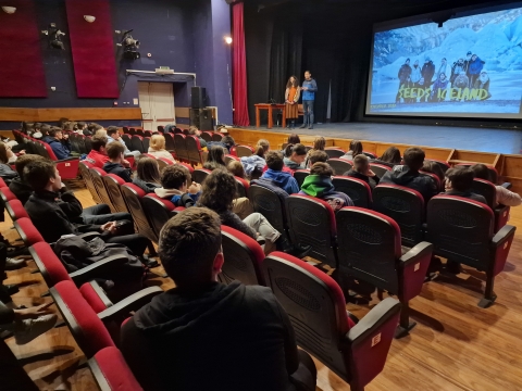 Véget ért a Youthfocus - Fiatalok fókuszban projekt - Végetért a Youthfocus - Fiatalok fókuszban projekt
Kétéves megvalósítás után ért véget a Turuliroda youthfocus című projektje. A projekt fő célja, fiatalok közösségbe való bevonása, valamint az állampolgári és vezetői készségeik fejlesztése volt a megye három városában, Sepsiszentgyörgyön, Kovásznán és Kézdivásárhelyen. Összesen hetvenöt fiatal és harmincöt felnőtt vett részt a különböző oktatási, figyelemfelkeltő, valamint tudatosító tevékenységekben.
A #youthfocus alapjául The Duke of Edinburgh’s International Award (közismerten DOFE) program szolgált. A résztvevő fiatalok saját választásuk alapján és egy felnőtt mentor kíséretében, három területen fejlesztették önmagukat - fizikai és szellemi készségek, valamit önkéntesség területén. A fiatalok a heti készségfejlesztő tevékenységeken túl, felkészítő táborokban vettek részt és önkéntes munkát végeztek, mint pl.: bekapcsolódtak az Oltmenti szemét eltakarításában, főszereplőkként szervezték a 2021-es Szent György napi Ifjúsági programokat, kezdeményezték és szervezték a TEDx Sepsiszentgyörgy eseményt, Kézdivásárhelyen felújították a Wegener park padjait és madárodúit, valamint az iroda Compass eseményének egyik fő mozgatórugói voltak.
Az egyénileg, mentorok által végigkövetett tanulási ciklust egy-egy vizsga kalandtúra zárt, amit csoportban vittek véghez, amelyben felnőtt felvigyázok és kiértékelők követték őket. A fiatalok aranyszíntű (legmagasabb fokozatú DoFE díj) díjazására Kolozsváron került sor, nemzetközi és kirŕlyi jelenlét keretében, az ezüst és a bronzszíntű fiatalok díjazására 2023 januárjában került sor a zabolai Mikes kastélyban.
A projekt második pillére a médiaműveltség témaköre volt. Ezáltal megvalósult 10 oktatói kisfilm (amelyeket az egyesület facebook oldalán meglehet tekinteni) és ezek célja a fiatalok és nemcsak fiatalok, szülők figyelmének ráirányítása a közösségi média helyes használatára, buktatóira és sokszor előre nem látott befolyására. A médiaművelteség téma keretében az egyesület egy pályázatot hirdetett Youthfocus szempont néven, amelynek keretében, 14 fiatal küldte be írásait, fejtve ki véleményüket a közösségi média használatáról, a vélemény nyilvánításról. A legjobb írásokat szakmai zsūri vŕlogatta ki és ezek megjelentek a helyi sajtóban (Háromszék, Székely Hírmondó és Observatorul de Covasna), illetve olvashatóak a Turul facebook oldalán vagy honlapján.
A projekt harmadik részét a szervezetfejlesztés jelentette, ami által pontszerű megfogalmazásra kerültek az egyesületi fejlődés akadályai és azok elhárítására vonatkozó megoldások. Mindemellett a felnőtt önkéntes csapatunk bővült és elkezdődött egy szervezeti újra gondolás, amely jelen pillanatban is tart és az iroda programjainak a jobb megfogalmazását, újraértékelését, az átláthatóság növelését, a menedzsment folyamatok letisztítását és az iroda tevékenységének a közösségben való nagyobb fokú megjelenítését jelenti. Ehhez kapcsolódik a pénzügyi fenntarthatóság növelése, amelynek célja közösségi források nagyobb fokú bevonása, helyi partnerségek kialakítása és fejlesztése vállalkozókkal, más önkéntesekkel, szakemberekkel, szervezettel.
A youthfocus mint maga fogalom a jövőben beépül az egyesület tevékenységébe, és mint program fog továbbélni. E cím alatt lesznek a fiatalok készségeinek, kompetenciájának a fejlesztésére szervezett programok.
„A projektet a Turul Madár Egyesület az izlandi SEEDS - SEE beyonDborderS egyesülettel, a sepsiszentgyörgyi Székely Mikó Kollégiummal, illetve a Berde Áron Közgazdasági és Közigazgatási Szakközépiskolával, a kovásznai Kőrösi Csoma Sándor Líceummal, és a kézdivásárhelyi Pro Pectus Egyesülettel közösen valósítja meg, a Romániai Active Citizens Fund program - Norvégia, Liechtenstein és Izland 2014-2021-es Norvég Alap és EGT Alap, pénzügyi támogatásával. A projekt célja, a közösségi részvétel növelése, valamint az állampolgári és vezetői készségek fejlesztése 24 hónapon keresztül, Kovászna megye 3 helységében (Sepsiszentgyörgy, Kovászna, Kézdivásárhely) 75 fiatal körében, különböző oktatási és tudatossági tevékenységekbe való bevonás révén.”
Active Citizens Fund Romania programról
„Az Active Citizens Fund Romania programot az EGT Alap 2014-2021 finanszírozza. A támogatások általános célja a gazdasági és társadalmi egyenlőtlenségek csökkentése és a 15 kedvezményezett állam és az adományozó államok (Izland, Liechtenstein, Norvégia) közötti kétoldalú kapcsolatok megerősítése. A programot a Civil Társadalom Fejlesztéséért Alapítvány, a Partnerségi Alapítvány, a Roma Közösségek Erőforrás Központja, a PACT Alapítvány és a Frivillighet Norge tagjai alkotják, akik a FMO – a Norvég és EGT támogatási hivatal által kijelölt Alapkezelőként működnek Az Active Citizens Fund Romania célja a civil társadalom és az aktív állampolgárság megerősítése, valamint a kiszolgáltatott csoportok kapacitásának növelése. A program 46 000 000 euró összköltségvetéssel a civil társadalmi szektor hosszú távú fenntarthatóságának és kapacitásának fejlesztését tűzte ki célul, fokozva szerepét a demokratikus részvétel, az aktív állampolgárság és az emberi jogok előmozdításában, miközben megerősíti az Izland, Liechtenstein és Norvégia adományozó államokkal fenntartott kétoldalú kapcsolatokat. További információ az Active Citizens Fund Romania programról a www.activecitizensfund.ro oldalon található. A Norvég és EGT Alap támogatásairól további információ a www.eeagrants.ro oldalon található.”
