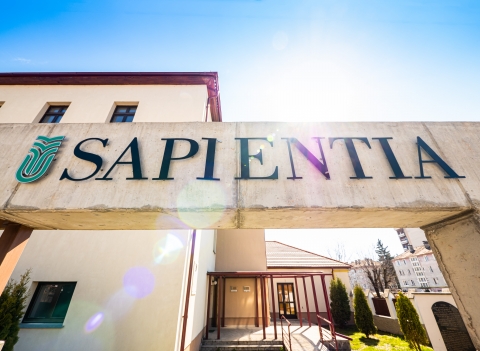 �ri�si �rdeklőd�snek �rvend a Sapientia első �zben ind�tott sport szakja, Marosv�s�rhelyen �s Sepsiszentgy�rgy�n a h�ten zajlik a helyek visszaigazol�sa - �ri�si �rdeklőd�snek �rvend a Sapientia első �zben ind�tott sport szakja

V�g�hez k�zeledik a ny�ri felv�teli időszak a Sapientia Erd�lyi Magyar Tudom�nyegyetemen: Cs�kszered�ban m�r lez�rult, Kolozsv�ron, Marosv�s�rhelyen �s Sepsiszentgy�rgy�n a h�ten zajlik a helyek visszaigazol�sa. Az egyetem id�n hirdetett elősz�r helyeket sport �s edzők�pző szakra az ősztől k�l�n�ll� Sepsiszentgy�rgyi Karon.

T�bb szak eset�ben is t�ljelentkez�s volt a Sapienti�n, mint p�ld�ul a gazdas�gi informatika, kommunik�ci� �s k�zkapcsolatok, jog vagy �pp a filmműv�szet, fot�műv�szet, m�dia szakokon, de az informatika,  ford�t� �s tolm�cs �s az erdőm�rn�ki szak is nagy n�pszerűs�gnek �rvendett. Az idei �vtől a sporttudom�ny ter�let�re is kiterjesztette oktat�si k�n�lat�t az int�zm�ny: az ősztől �n�ll� egys�gk�nt műk�dő Sepsiszentgy�rgyi Karon  a sport �s edzők�pző szakra k�zel k�tszeres t�ljelentkez�s volt. �A nagy iratkoz�i sz�m j�l mutatja, hogy egy l�tező �s v�lhetően r�g�ta fenn�ll� ig�nyre ny�jt megold�st a Sz�kelyf�ld�n elind�tott magyar nyelvű sportk�pz�s� � �sszegezte Tonk M�rton rektor, aki azt is kiemelte, az �j szakra �gy ősszel m�r v�rhat�an nem fognak helyeket hirdetni. A rektor ugyanakkor kiemelte, az idei felv�teli jelentkez�si �sszl�tsz�mok azt mutatj�k, hogy a Sapienti�t v�laszt�k k�re az id�n is stabil (mintegy 800 jelentkező iratkozott be az id�n), �gy tűnik teh�t, hogy az erd�lyi fiatalok egyetem ir�nti bizalma tov�bbra is t�retlen.

A Sapientia bizakodva n�z az �j tan�v el�, rem�lve, hogy siker�l min�l t�bb erd�lyi magyar fiatalt itthon tartani az�ltal, hogy lakhely�kh�z k�zel r�szes�lhetnek gyakorlati tud�sra �p�tő anyanyelvű oktat�sban. Az egyetem vezetős�ge arra biztat minden �rdeklődőt, hogy akik lemaradtak a ny�ri iratkoz�sr�l, augusztus folyam�n keress�k fel a https://sapientia.ro honlapot, ahol az őszi felv�telire meghirdetik a visszaigazol�s ut�n megmarad� helyeket.