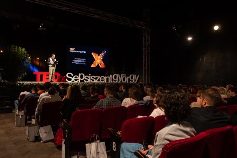 M�sodik alkalommal ker�l megszervez�sre a TEDx Sepsiszentgy�rgy - M�sodik alkalommal ker�l megszervez�sre a TEDx Sepsiszentgy�rgy

M�sodik alkalommal �rkezik a v�rosunkba a TEDx Sepsiszentgy�rgy rendezv�ny, hogy ism�t megnyissa azok sz�m�ra az ajt�t, akik �rdeklődnek az inspir�l� előad�sok �s m�ly gondolatok ir�nt. Az idei rendezv�nyre november 18-�n ker�l sor a Tam�si �ron Sz�nh�zba �s t�m�ja az  'Erőteljes gy�kerek'. A r�sztvevők olyan gondolatokkal �s �rzelmekkel t�rhetnek haza, melyek megv�ltoztathatj�k a n�zőpontjukat �s inspir�lhatj�k őket a v�ltoz�sra.

Minden nap tal�lkozunk olyan impulzusokkal �s hat�sokkal, amelyek alak�tj�k gondolkod�sunkat �s d�nt�seinket. Az előtt�nk �ll� neh�zs�gek �s kih�v�sok olykor felvetik a k�rd�st: vajon szabadon cseleksz�nk-e, vagy tal�n m�r l�tezik egy m�lyen gy�kerező form�l� erő a k�rnyezet�nkben, amely ir�ny�t benn�nket?

Az idei TEDx Sepsiszentgy�rgy rendezv�ny 'Erőteljes gy�kerek' t�m�j�val azt vizsg�lja, hogy hogyan hat�rozz�k meg gy�kereink kult�r�nkat, nyelv�nket �s �rt�krend�nket, valamint mik�nt form�lj�k �nmagunkat. A gy�kereink ugyanakkor lehetnek szem�lyes g�tjai is kiteljesed�s�nknek, hiszen k�tőd�st is jelentenek. De mik ezek a gy�kerek, �s milyen hat�st gyakorolnak mindennapi �let�nkre, d�nt�seinkre?

'Gy�kereink' form�lj�k kult�r�nkat, nyelv�nket, �rt�krend�nket �s �nmagunkat. Ezek a gy�kerek gyakran olyan erők, amelyek hat�ssal vannak d�nt�seinkre �s cselekedeteinkre. Az esem�ny arra �szt�nzi a r�sztvevőket, hogy gondolkodjanak el azon, hogy val�ban szabadon cselekszenek-e, vagy van-e egy olyan form�l� erő a k�rnyezet�kben, amely befoly�solja őket.

A TEDx Szepsiszentgy�rgy idei előad�i k�l�nb�ző szemsz�gekből vizsg�lj�k meg gy�kereink t�rt�net�t. Az előad�k k�z�tt olyan kiv�l� szem�lyis�gek tal�lhat�k, mint Maia Morgenstern aki megosztja tapasztalatait a gy�kereink szerep�ről a műv�szetben �s a kult�r�ban. Alexandru Benchea, vak hegym�sz�, aki inspir�ci�t ny�jt a neh�zs�gek lek�zd�s�hez; Diana Lupu, csal�dterapeuta �s IMAGO kapcsolatterapeuta, aki a szem�lyes kapcsolatok gy�kereit vizsg�lja; valamint Dr. Fej�r Szil�rd (PhD), k�mikus-kutat�, aki tudom�nyos szempontb�l k�zel�ti meg a t�m�t. 
Jelen lesz m�g T�r�czi Ildik� orvos; T�r�k �ron �p�t�sz; Oana Șerban �r�, egyetemi professzor; Nagy Imre tanul�; Edit Mikl�s olimpikon; Dr, Fej�r Szil�rd k�mikus-kutat�; Dan Dinu fot�s; Alxandru Benchea hegym�sz�, valamint Birinyi J�zsef n�pzenekutat�.

Az esem�nyre val� jegyv�s�rl�s �s r�szletes inform�ci�k el�rhetők a TEDx Szepsiszentgy�rgy hivatalos weboldal�n: www.tedxszepsiszentgyorgy.com.