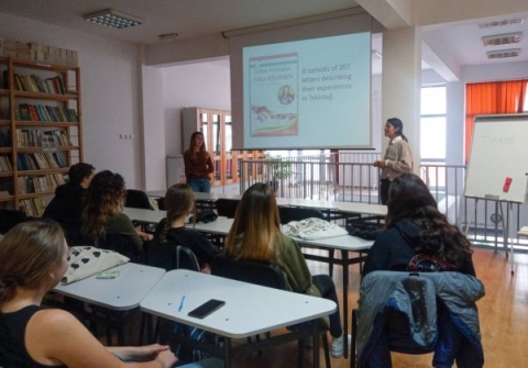 Az önkéntességről és a török kultúráról beszéltek - Október 24-én a sepsiszentgyörgyi Székely Mikó Kollégium meghívásának eleget téve a Zöld Nap Egyesület törökországi ESC önkéntesei egy több órás interaktív tevékenységet tartottak. Többek között a hazai, nemzetközi önkéntességről (Európai Szolidaritási Testület) és Törökországról kaptak bővebb információt a hallgatók. Az eseményen készült fotók megtekinthetők az egyesület Facebook oldalán.

A beszélgetést a tavaly indult Heal the earth, reloaded edition II projekt bemutatásával kezdődött. Ezt követően pedig az egy éve itt tartozkodó Gülcan Babir ismertette az ESC (Európai Szolidarítási Testület) önkéntes program tudnivalóit, annak sokszínűségét, lehetőségeit. Kiemelve azt, hogy a projekt olyan külföldi kaland és kihívás is egyben, amelyben nagyon sok örömteli és élményekben gazdag tevékenységekkel kell megbirkózni a vállalkozó önkéntesnek, amire önmagának kell megkeresnie és megtalálnia a megoldást. A foglalkozást izgalmassá tette az osztályközösség nagyfokú érdeklődése, az önkéntesek ittléte iránt. Egy interkulturális párbeszédet folytatva, a diákok kíváncsian fogadták az önkéntesek válaszait a világ dolgairól, a török kultúráról és az itt tartózkodásuknak, élményeiről is. 

A zöldek köszönik Krecht Gyöngyvér Mária pedagógusnak a meghívást. A rendezvény lehetőségét az Európai Szolidaritási Testület program biztosította. 

Fotó: Sinem Tosun és Aysenur Bayram