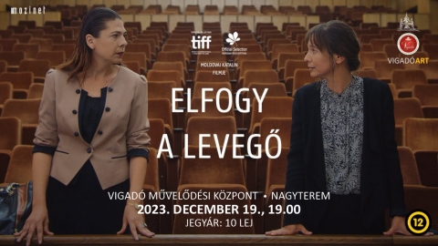 Vigad� Mozi - Moldovai Katalin Elfogy a levegő c�mű filmdr�m�ja - A k�zdiv�s�rhelyi Vigad� Művelőd�si K�zpontban decemberben is v�rt�k a filmkedvelőket, t�bb alkalommal is voltak vet�t�sek, az idei Vigad� Mozi-sorozat utols� alkalma 19-�n 19 �r�t�l lesz, Moldovai Katalin Elfogy a levegő c�mű filmdr�m�j�t lehet megtekinteni. 

Moldovai Katalin Elfogy a levegő c�mű, 104 perces, 2022-es filmdr�m�ja rom�n feliratoz�ssal lesz l�that�, jegy�r 10 lej.
Ana (Krasznahorkai �gnes) irodalmat tan�t, di�kjaival �s koll�g�ival egyar�nt j� a kapcsolata, a gimn�zium megbecs�lt tan�ra. Az egyik sz�lő v�ratlanul feljelenti k�t XIX. sz�zadi francia k�ltő, Arthur Rimbaud �s Paul Verlaine �let�ről sz�l� film aj�nl�sa miatt, kifog�solva a k�t f�rfi k�z�tti testi-lelki kapcsolatot. A tan�rnő fellebbez�se l�ncreakci�t ind�t el, amelynek k�vetkezt�ben a koll�g�i �s a gimn�zium igazgat�nője is fokozatosan ellene fordulnak. Az egyre k�m�letlenebb, a munk�j�t ellehetetlen�tő elj�r�s nemcsak Ana egzisztenci�j�t, de minden emberi kapcsolat�t pr�b�ra teszi.

Regisztr�ci� �s tov�bbi inform�ci�k: 0730 600 279.