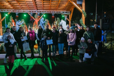 Pörögtek a családok a Karácsonyi gyermekvárosban is - December 20 és 21 között megrendezésre került a kézdivásárhelyi W. Wegener Parkban Karácsonyi gyermekváros, ahol a családok többek között részt vehettek a Pörög a család! karácsonyi változatán is. A hat fordulóból álló vetélkedőre 18 család nevezett be, melynek célja a családok mozgósítása, összehangolódása és természetesen a szórakozás volt. A rendezvényen készült fotók megtekinthetők a Zöld Nap Egyesület Facebook oldalán.
A Zöld Nap Egyesület által szervezett vetélkedőre a tizennyolc családból ügyesen és sikeresen tizenhat család a jókedv, a móka és a kacagás mellett végrehajtották a számukra kiszabott feladatokat. A hat állomás Fújd a poharat, Fordítsd a palackot, Vess bogot, Vidd a labdát, Hallgasd és vidd, és Ugrálj néven futottak, melyeket időre kellett megoldani, így amelyik család sikeresen végrehajtotta a feladatokat, pontokat kaptak cserébe, melyek közelebb vitték őket a nyeréshez. Pontegyezőség esetén a helyezésnél a mért idő sorrendje döntött.
A feladatok teljesítése és összesítése után első helyezést ért el a 47 ponttal a Ranczék csapata (Rancz Attila, Rancz Judit és Rancz Fruzsina), második helyezést ért el 45 ponttal a Pillangók csapata (Szima Csilla és Szima Zsanett), harmadik helyezést ért el szintén 45 ponttal a Motor csapata (Bálint János és Bálint Csongor), dicséretben pedig a Hercegnők csapata részesült (Ilyés Tünde és Mike Dorka). A nyertes csapatok egy-egy érmével és ajándékcsomaggal térhettek haza, az első helyezett pedig egy különdíjat is kapott.
Köszönjük a családoknak a részvételt, az önkéntesek segítségét, valamint a Wegener Pro Sanitate Alapítvány meghívását és támogatását.
Szerző: Barti Rebeka
Fotó: Dénes Botond
